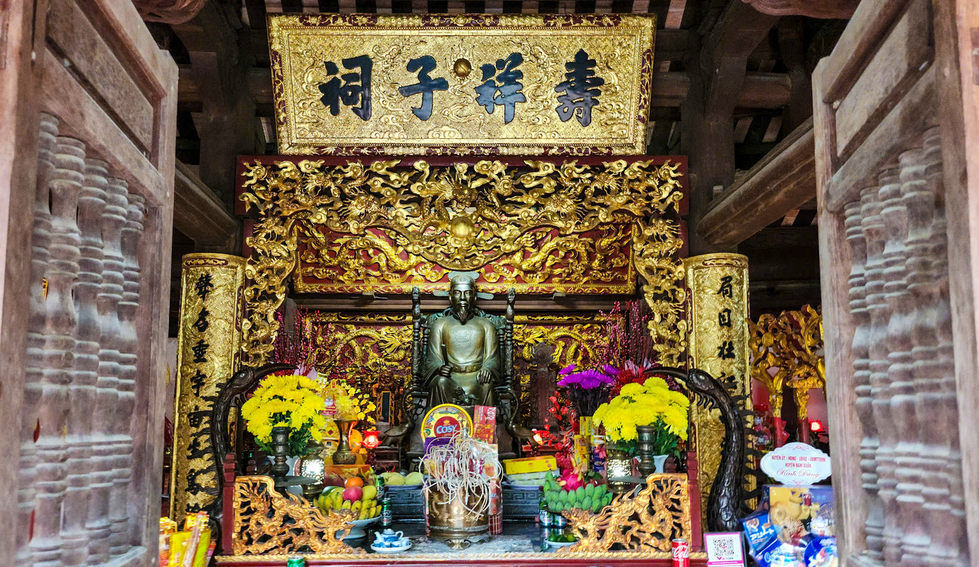 Bên trong là các gian thờ ông và dòng họ, bức chân dung của ông cùng ban thờ được sơn son thiếp vàng. Nguyễn Công Trứ không chỉ là nhà quân sự, nhà khẩn hoang, Nguyễn Công Trứ còn là nhà thơ nổi bật trong nền văn học Việt Nam nửa đầu thế kỷ 19. Thơ ca của ông xoay quanh các chủ đề như chí nam nhi, cảnh nghèo và thế thái nhân tình hay triết lý hưởng lạc. Có những câu thơ mà chỉ cần nhắc tới là người đời nghĩ ngay tới ông như: "Đã mang tiếng ở trong trời đất/ Phải có danh gì với núi sông", hay "Trời đất cho ta một cái tài/ Giắt lưng dành để tháng ngày chơi". Bên trong là các gian thờ ông và dòng họ, bức chân dung của ông cùng ban thờ được sơn son thiếp vàng. Nguyễn Công Trứ không chỉ là nhà quân sự, nhà khẩn hoang, Nguyễn Công Trứ còn là nhà thơ nổi bật trong nền văn học Việt Nam nửa đầu thế kỷ 19. Thơ ca của ông xoay quanh các chủ đề như chí nam nhi, cảnh nghèo và thế thái nhân tình hay triết lý hưởng lạc. Có những câu thơ mà chỉ cần nhắc tới là người đời nghĩ ngay tới ông như: "Đã mang tiếng ở trong trời đất/ Phải có danh gì với núi sông", hay "Trời đất cho ta một cái tài/ Giắt lưng dành để tháng ngày chơi".