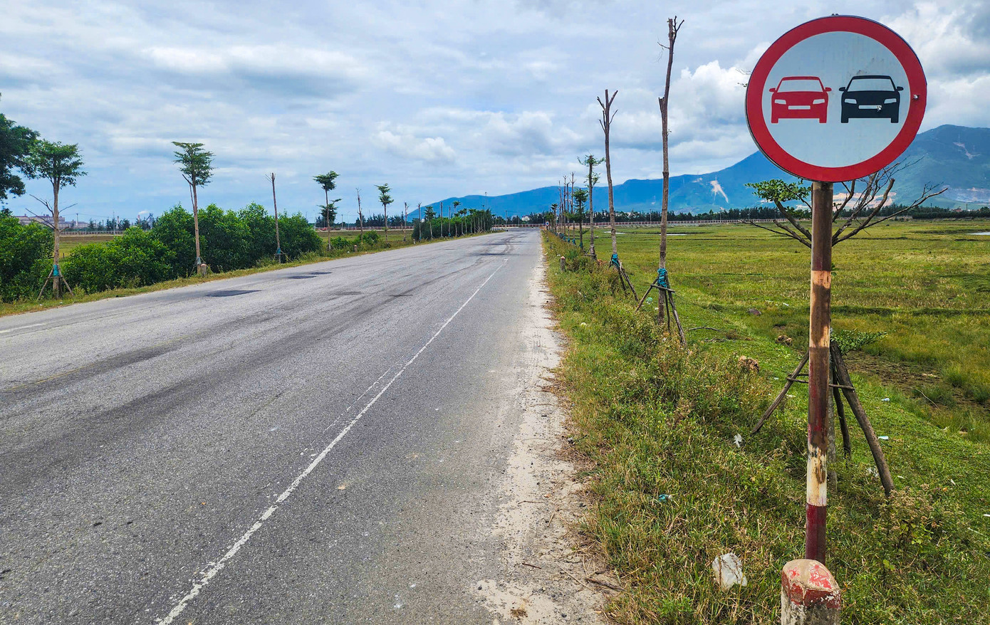 Ngành chức năng cũng đặt biển hạn chế tốc độ và cấm vượt ở các tuyến đường xuống cấp để đảm bảo an toàn.