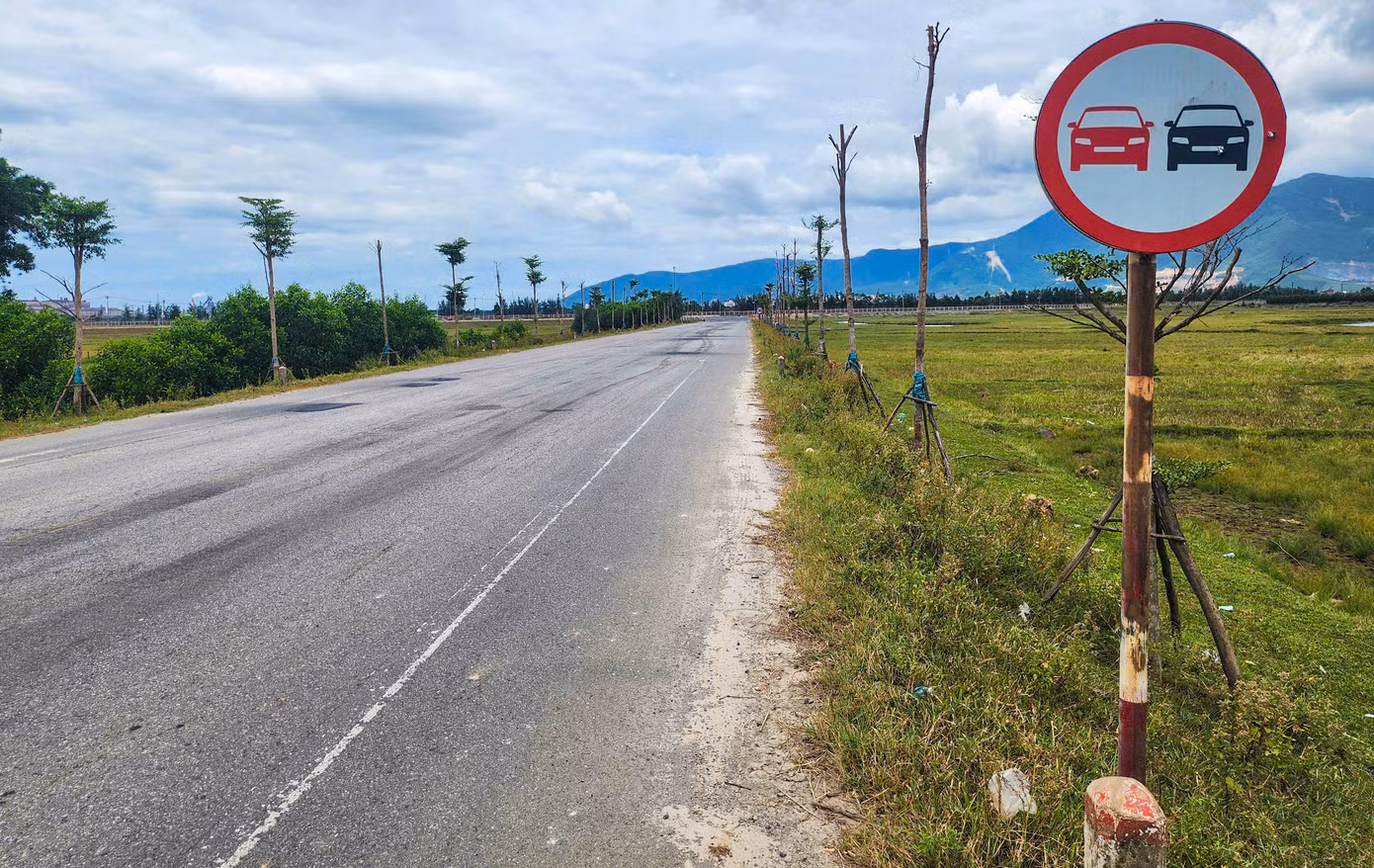 Ngành chức năng cũng đặt biển hạn chế tốc độ và cấm vượt ở các tuyến đường xuống cấp để đảm bảo an toàn.