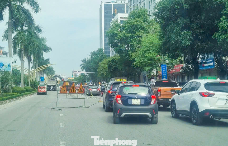 Việc thổi bụi và thi công trong giờ cao điểm gây nên tình trạng ách tắc một số đoạn trên tuyến đường.