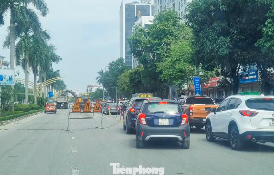 Việc thổi bụi và thi công trong giờ cao điểm gây nên tình trạng ách tắc một số đoạn trên tuyến đường.