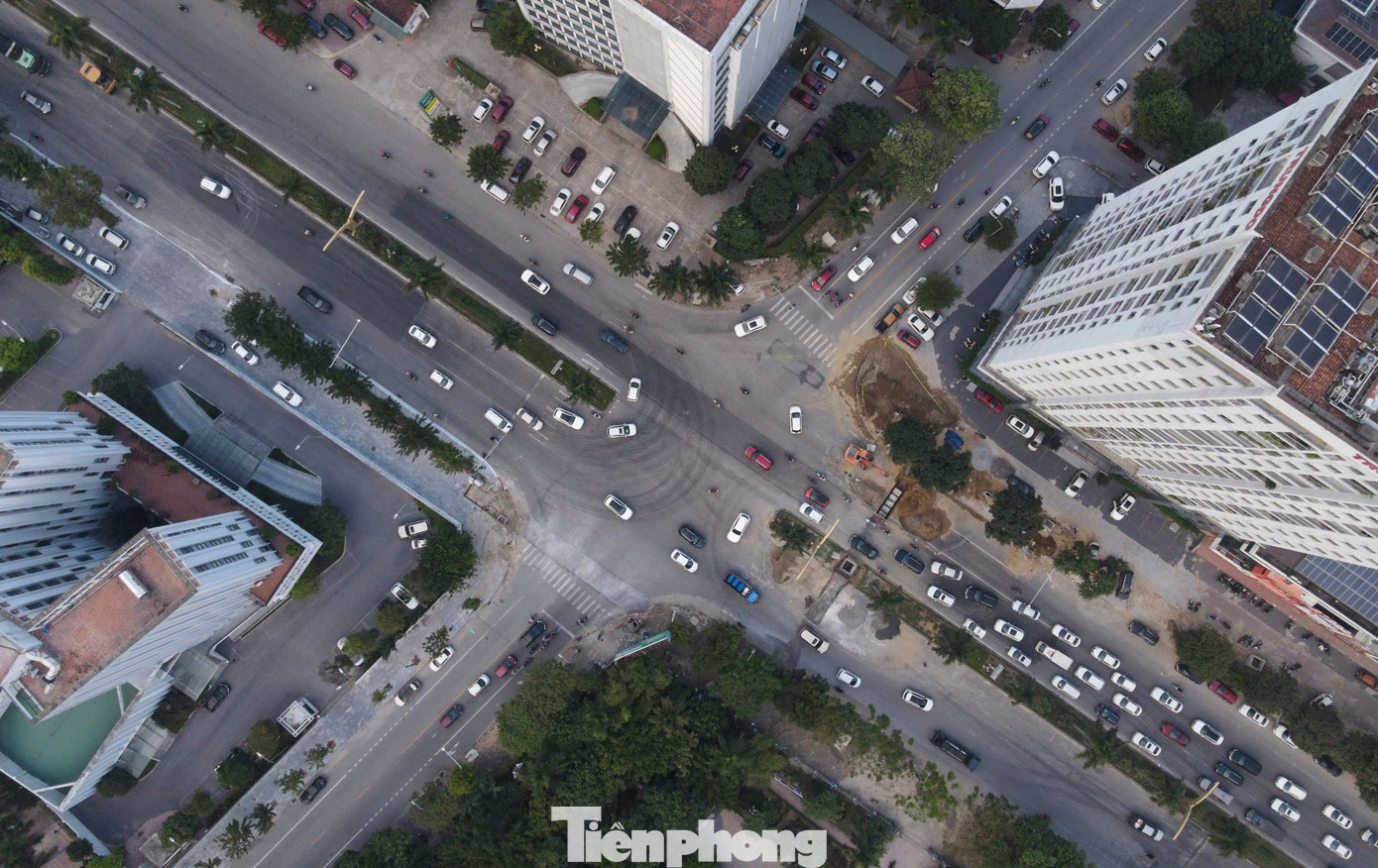 Trong hình là khu vực đường Lê Nin giao với Duy Tân do Công ty TNHH tư vấn xây dựng Thành Công đang thi công. Hai công nhân sử dụng máy thổi công suất lớn thổi bụi bay mù mịt.