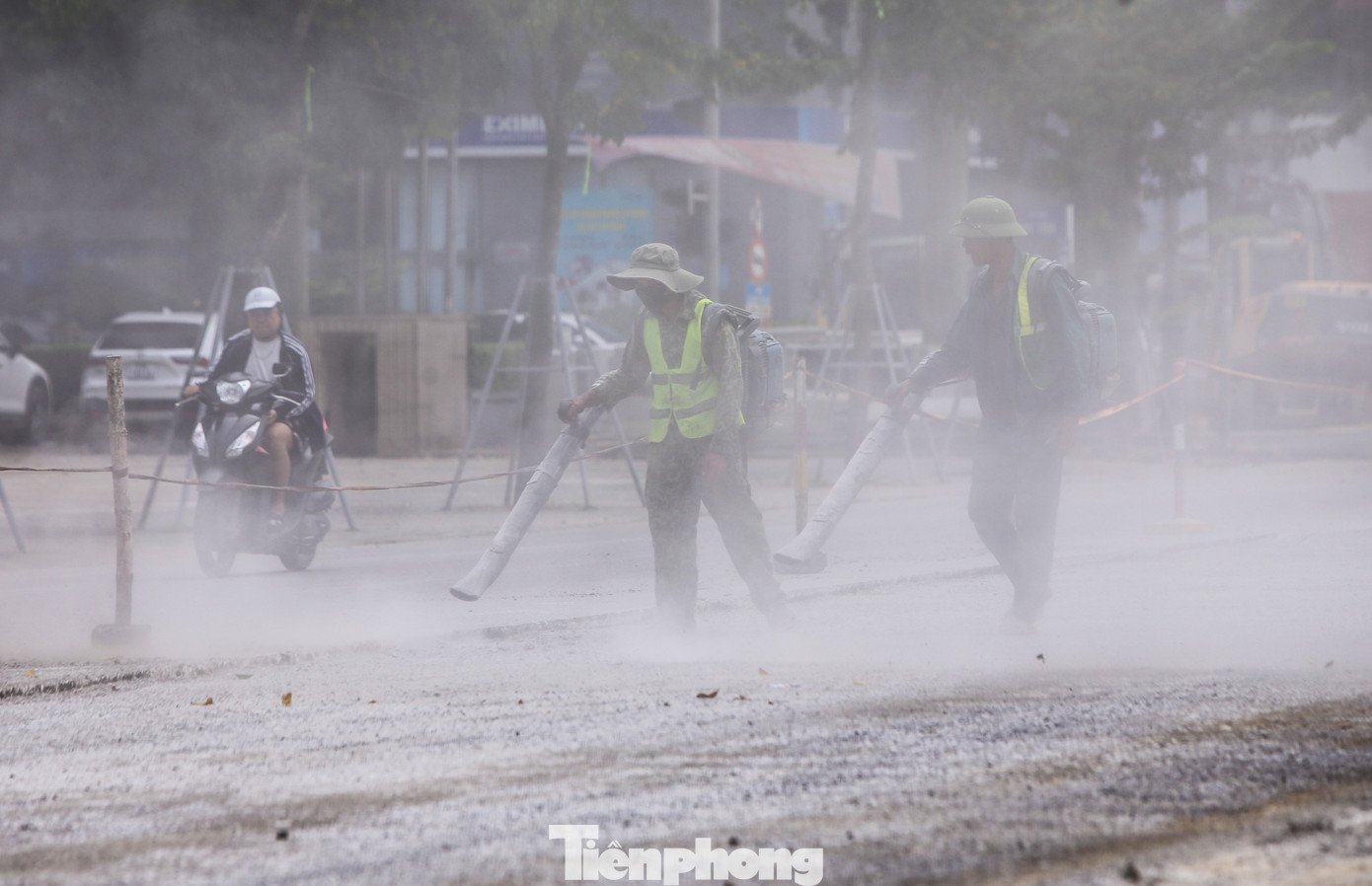 Sáng nay, 2/11, việc di chuyển trên đại lộ Lê Nin (TP Vinh, tỉnh Nghệ An) trở nên khó khăn với nhiều người đi đường khi bụi bay mù mịt trên đường.