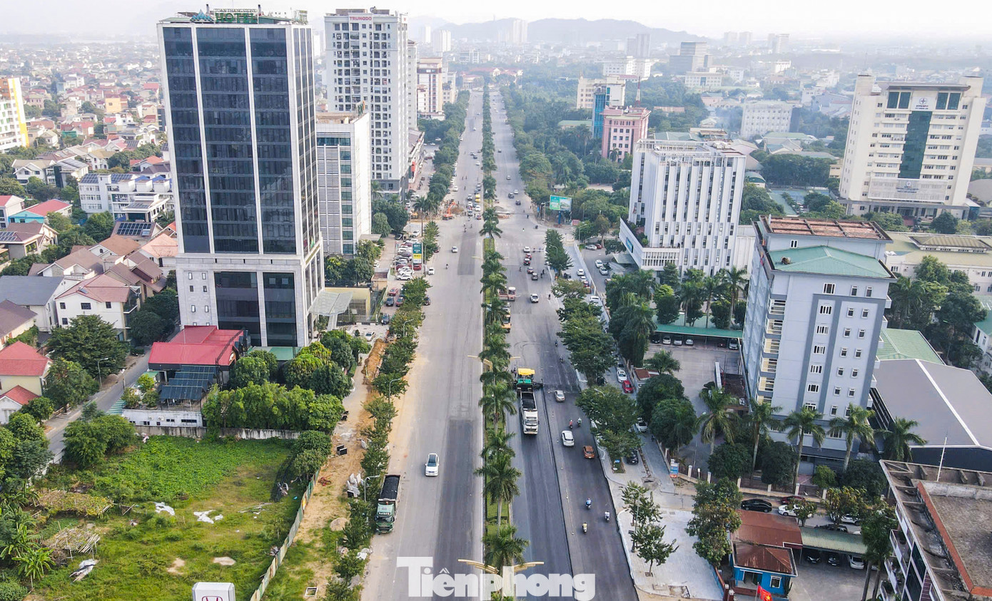 Theo ghi nhận, tuyến đường đang thực hiện Dự án cải tạo nâng cấp hoàn chỉnh đồng bộ tuyến đường từ Sân bay Vinh đến khu vực trụ sở Cục Hải quan (cũ). Các đơn vị hiện đang nâng cấp, sửa chữa mặt đường.