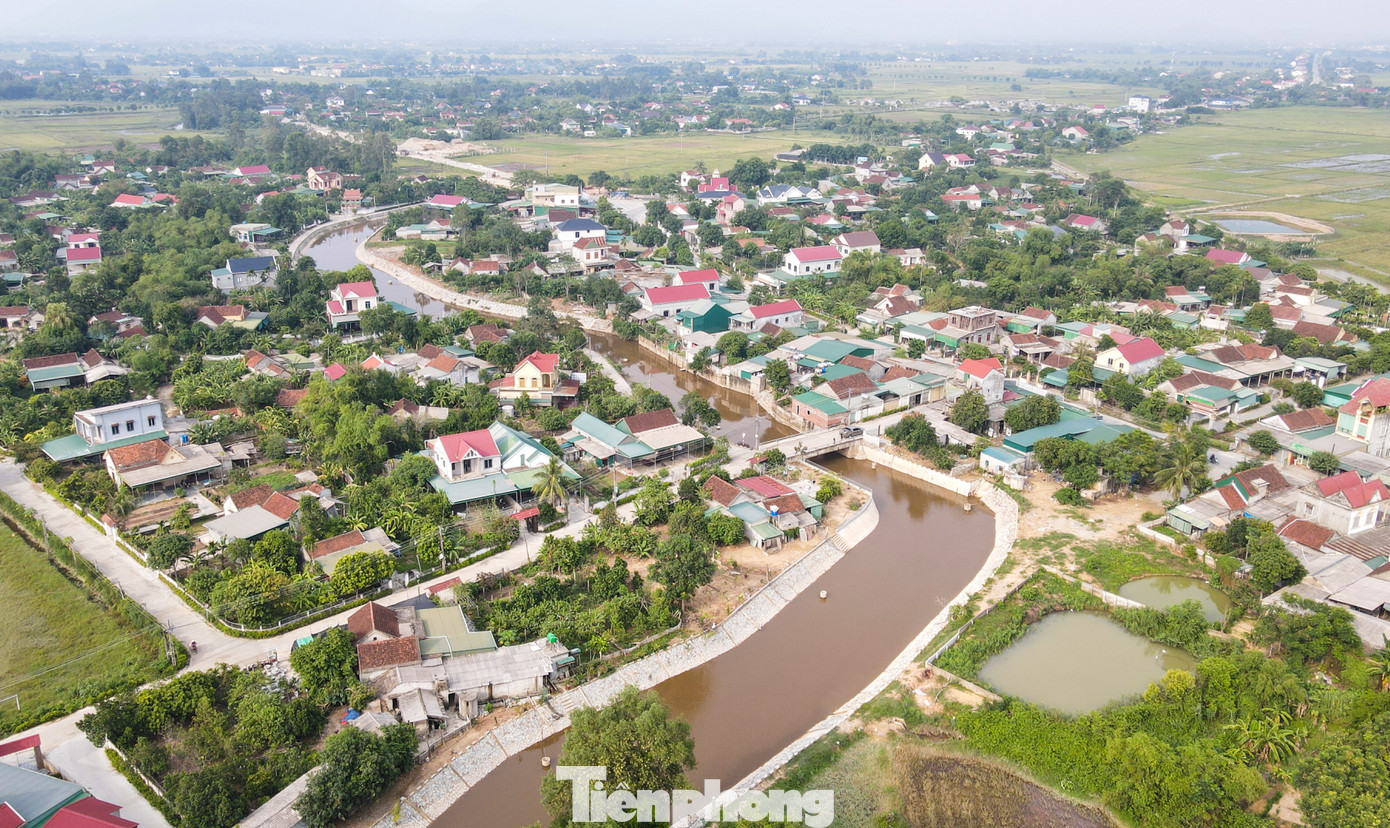 Nhiều năm qua, người dân các xã Trung Lộc, Khánh Vĩnh Yên (huyện Can Lộc, Hà Tĩnh) sống dọc bờ sông Đập Đình luôn thường trực nỗi lo bệnh tật vì thiếu nước sạch, phải dùng nước sông để sinh hoạt.