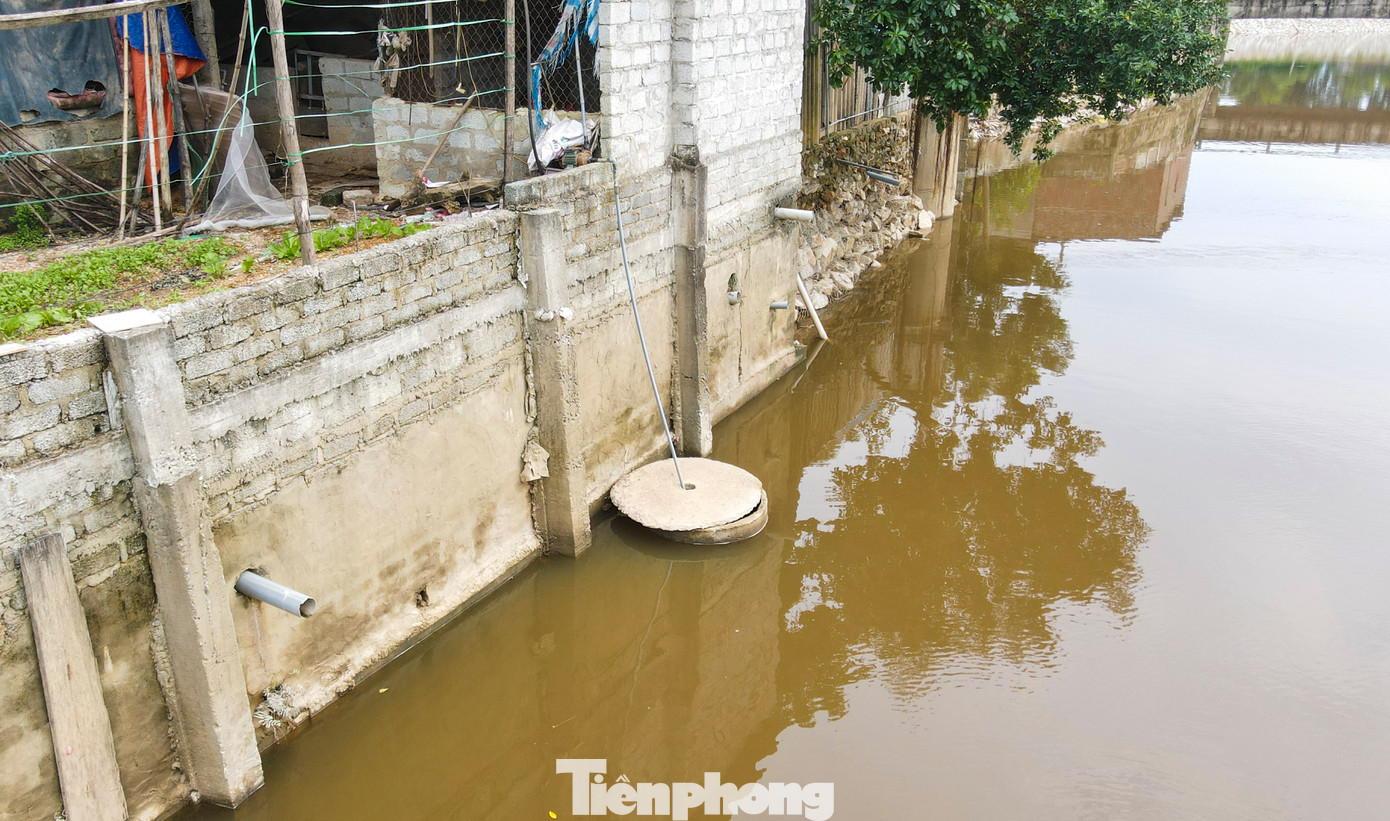 “Biết là nước sông bẩn, nguy cơ ô nhiễm sẽ gây ra bệnh tật nhưng vẫn phải dùng vì không có nguồn nước nào thay thế. Nhiều gia đình đã khoan giếng song nhiễm phèn nặng, có người xây bể hứng nước mưa nhưng chẳng đủ dùng”, bà Nguyễn Thị Tư (SN 1960, trú thôn Đồng Kim, xã Trung Lộc) cho hay.