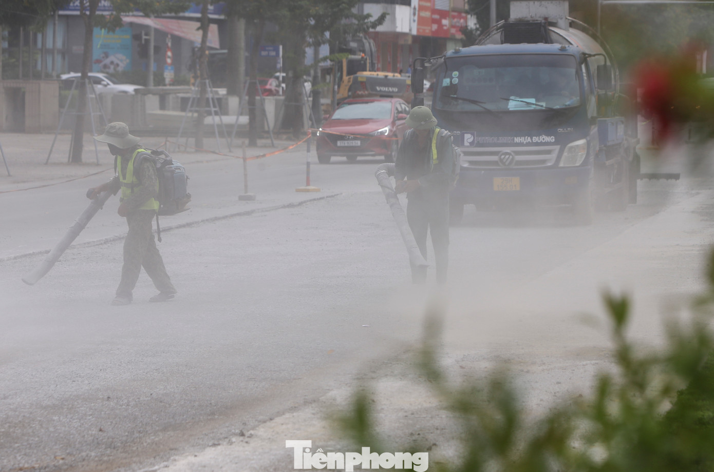 Đại diện Ban QLDA đầu tư và xây dựng TP Vinh cho biết, đơn vị thường đôn đốc, nhắc nhở các nhà thầu lúc thi công cần có các biện pháp đảm bảo an toàn cho người dân đi lại. “Do thời tiết diễn biến thất thường, mưa nhiều nên nhà thầu tranh thủ ngày nắng đẩy tiến độ thi công, có gây nên tình trạng bụi lúc làm sạch mặt đường. Đơn vị sẽ nhắc nhở và yêu cầu nhà thầu dừng thổi bụi, không thi công vào giờ cao điểm để đảm bảo an toàn cho người đi đường”, vị đại diện Ban QLDA đầu tư và xây dựng TP Vinh thông tin.