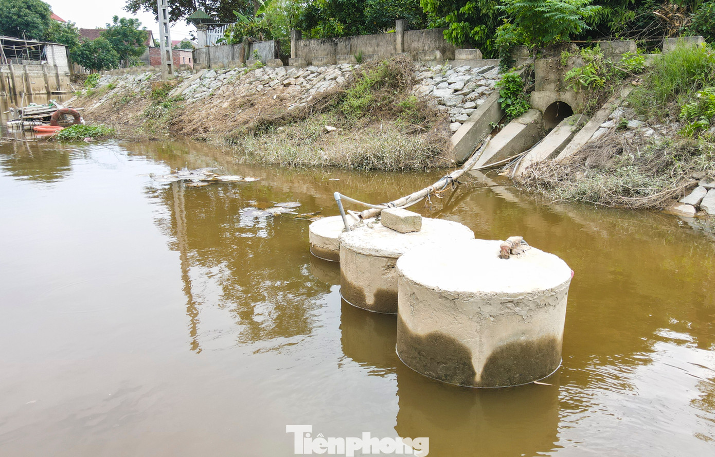 Ông Nguyễn Thanh Hoàn – Phó Chủ tịch UBND xã Kim Song Trường cho biết, địa phương có 4 thôn đã có nước sạch, còn 10 thôn với hàng nghìn hộ dân vẫn phải sử dụng nguồn nước tắm giặt, sinh hoạt từ sông nhà Lê. “Nguồn nước từ sông nhà Lê thì không đảm bảo nên ngoài nước mưa, người dân chỉ biết sử dụng nước sông. Địa phương cùng người dân rất mong sớm có hệ thống nước sạch để an tâm sử dụng, đảm bảo vệ sinh môi trường, chất lượng cuộc sống”, ông Hoàn thông tin.