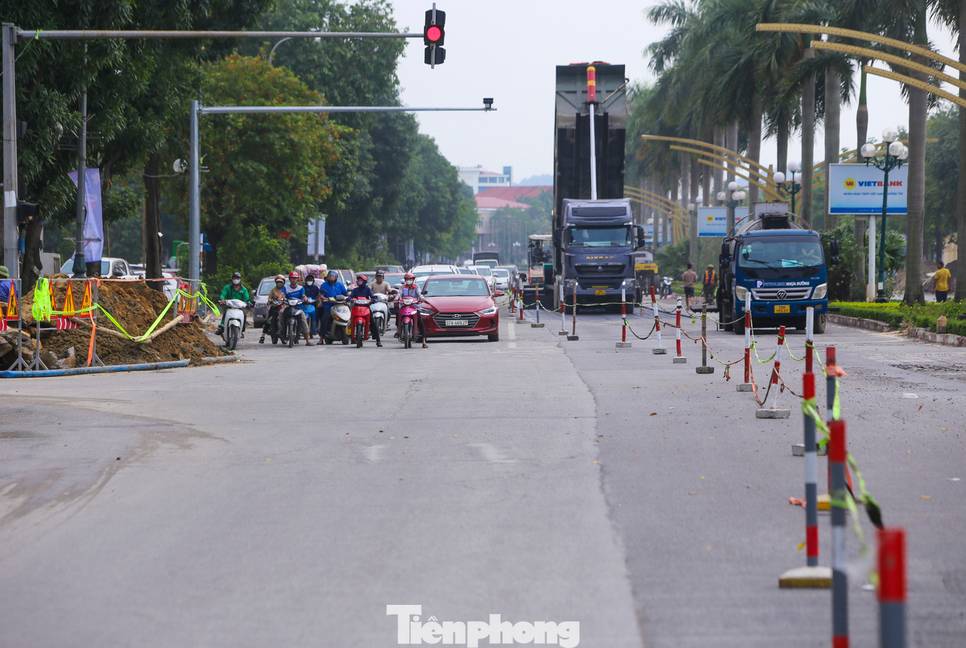 Dọc tuyến đường đang thi công, đơn vị thực hiện dự án chỉ có đặt các cọc tiêu, giăng dây bảo vệ hơn nửa phần đường song không có người hướng dẫn đã gây tình trạng tắc đường, khiến việc lưu thông của người dân gặp khó khăn.