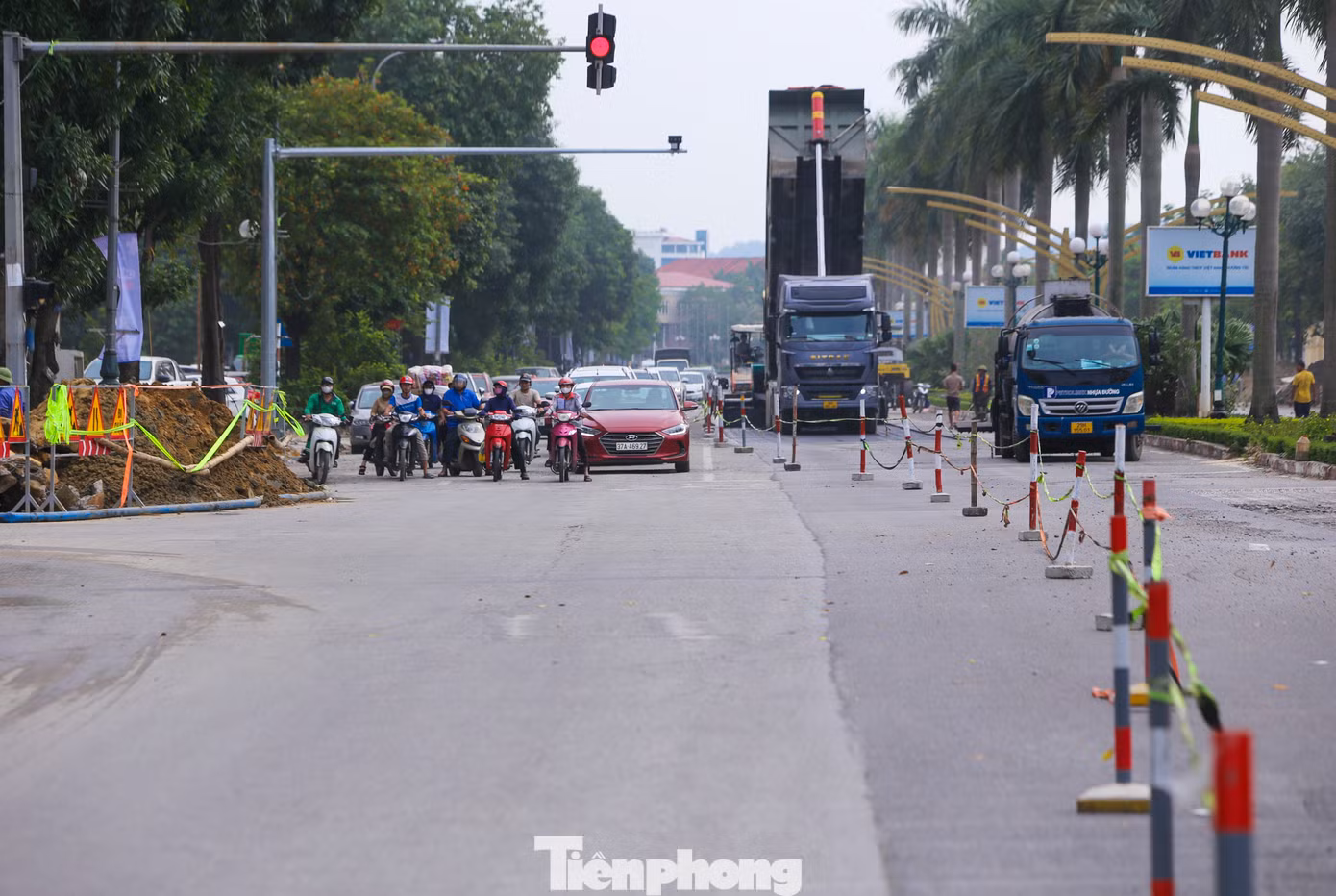 Dọc tuyến đường đang thi công, đơn vị thực hiện dự án chỉ có đặt các cọc tiêu, giăng dây bảo vệ hơn nửa phần đường song không có người hướng dẫn đã gây tình trạng tắc đường, khiến việc lưu thông của người dân gặp khó khăn.