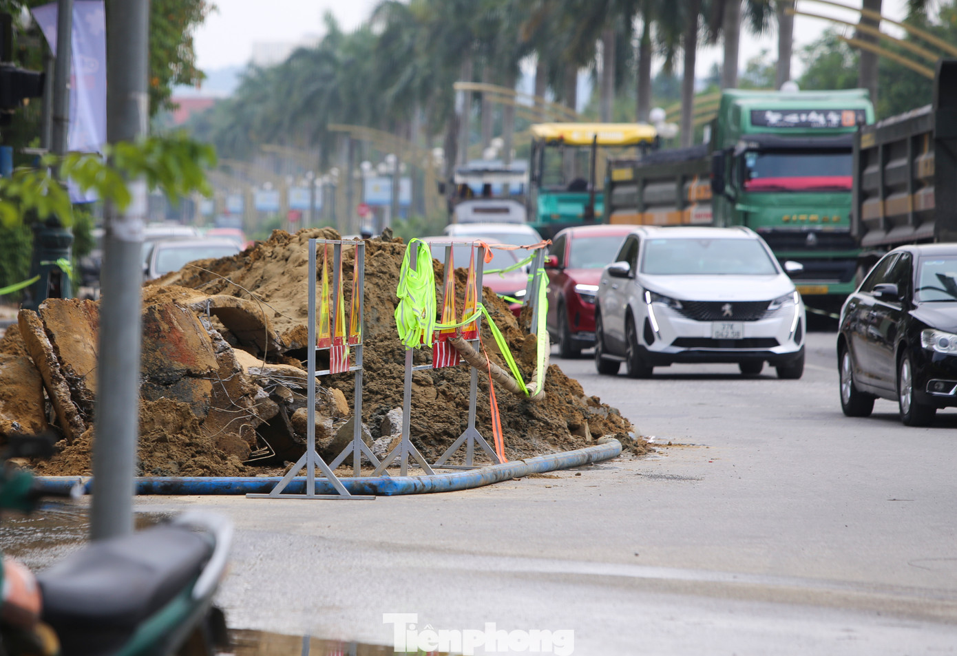Việc thổi bụi và thi công trong giờ cao điểm gây nên tình trạng ách tắc một số đoạn trên tuyến đường.