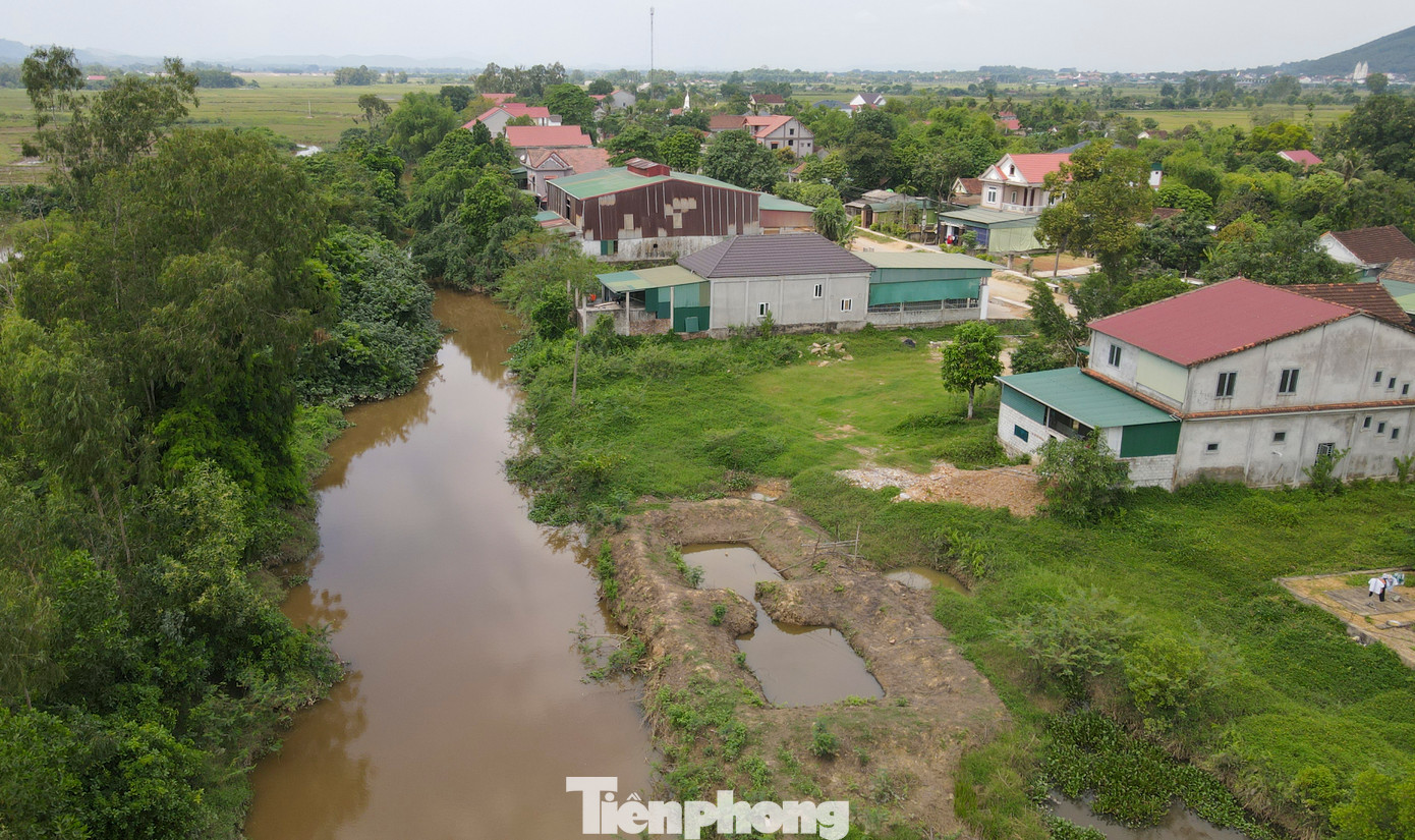 Không chỉ người dân ở xã Trung Lộc mà hàng nghìn hộ dân ở xã Kim Song Trường và Khánh Vĩnh Yên... (huyện Can Lộc) cũng đang trong tình trạng "khát" nước sạch. Người dân đều phải "nhắm mắt" sử dụng nguồn nước ô nhiễm, không đảm bảo.