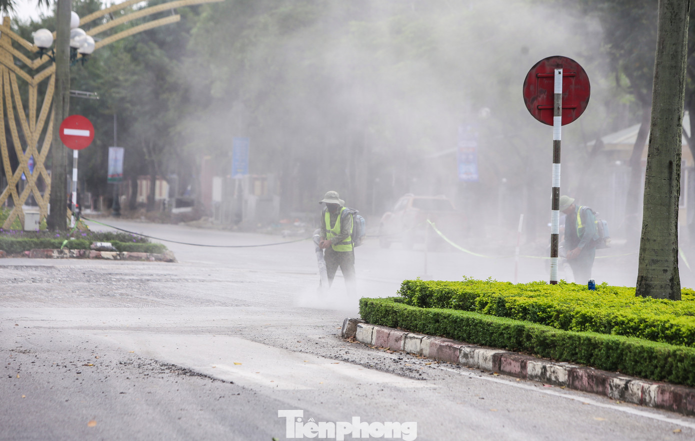 Trong hình là khu vực đường Lê Nin giao với Duy Tân do Công ty TNHH tư vấn xây dựng Thành Công đang thi công. Hai công nhân sử dụng máy thổi công suất lớn thổi bụi bay mù mịt.
