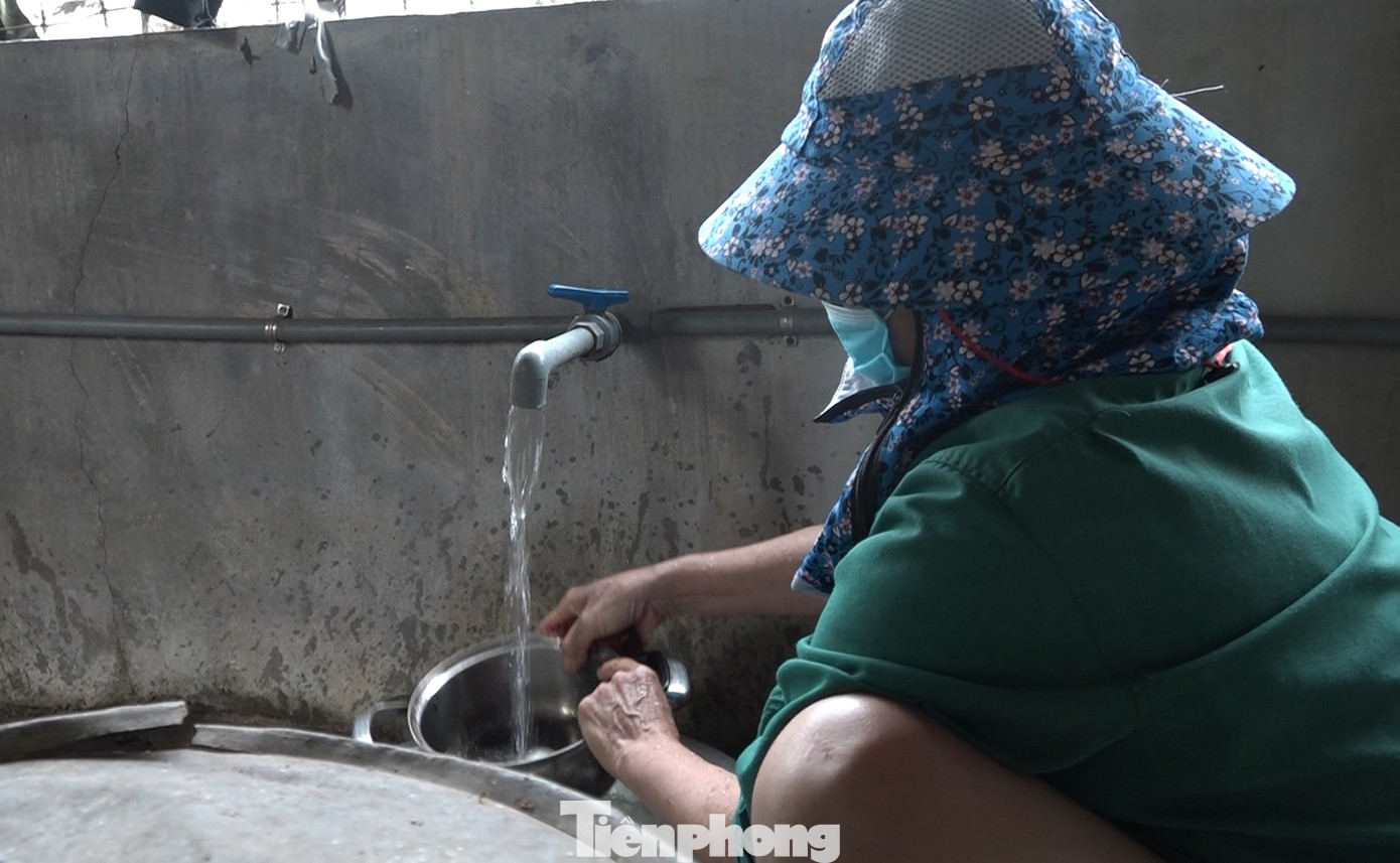 "Trước có dự án nước sạch tập trung giai đoạn 2 nối từ xã Mỹ Lộc, chúng tôi đã lấy ý kiến dân thì rất đồng tình, nhưng mãi đến nay dự án chưa triển khai nên chưa biết đến khi nào dân mới có nước sạch sử dụng", ông Đạt nói.