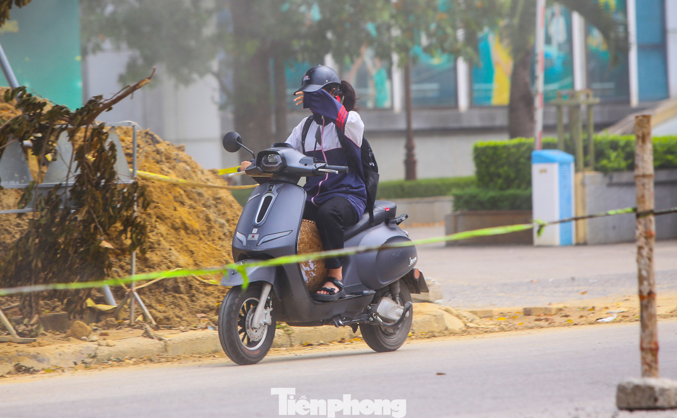 Bụi làm giảm tầm nhìn. Người đi đường phải bịt mũi, che mắt để tránh bụi, tiềm ẩn nhiều nguy hiểm cho người tham gia giao thông.