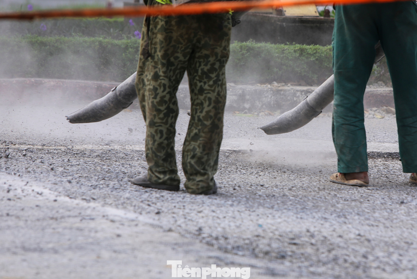 Đơn vị thi công dùng máy xịt bụi khiến không khí đặc quánh bụi. Lớp bụi dày có thể dễ dàng nhìn thấy bằng mắt thường.