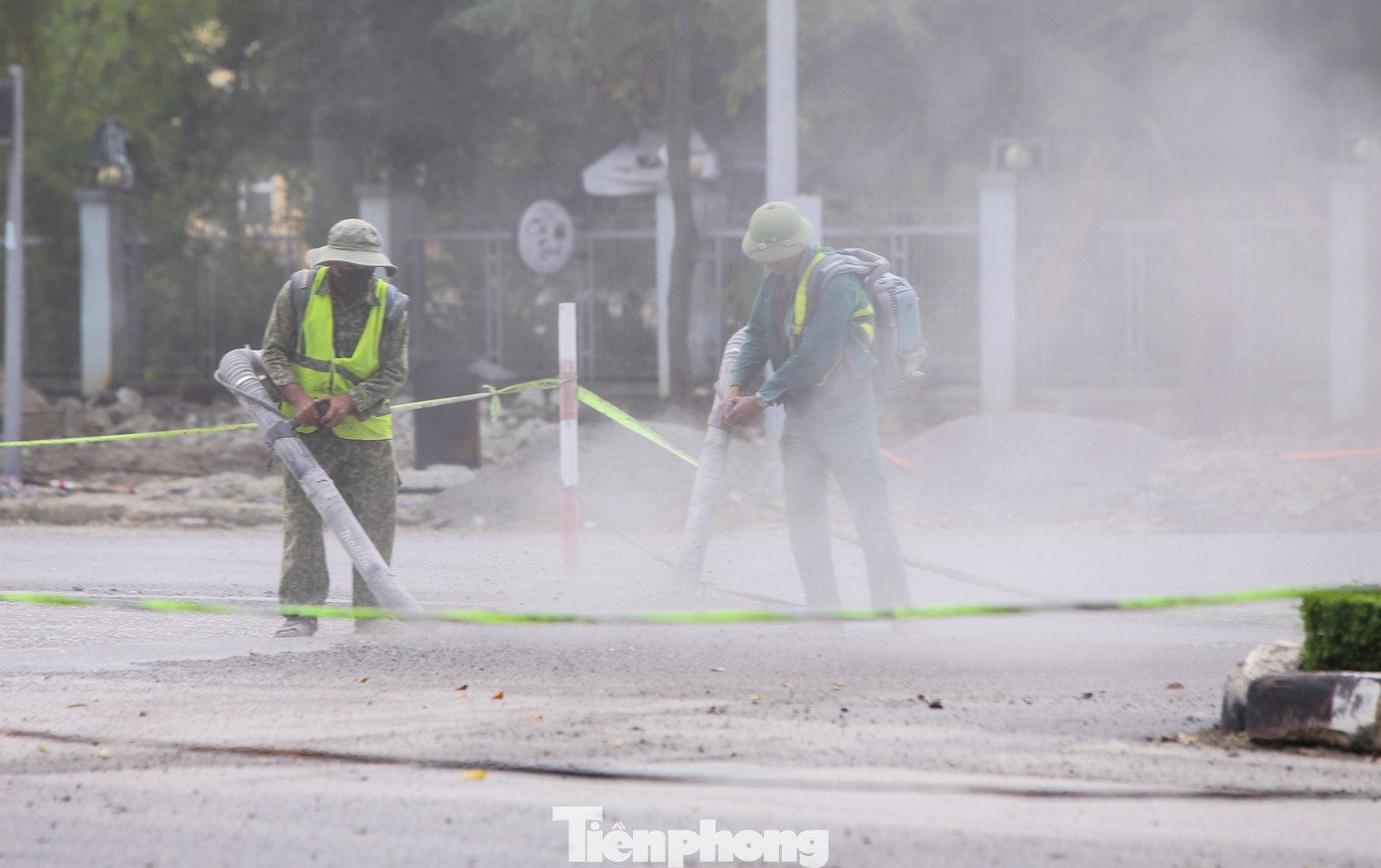 “Họ thổi bụi đúng vào giờ cao điểm, xe cộ và người dân đi lại nhiều nên rất nguy hiểm. Ô tô còn đỡ chứ xe máy là bụi bay mù mịt, không thể nhìn rõ đường mà đi qua”, anh Vũ (33 tuổi, trú TP Vinh) cho hay.