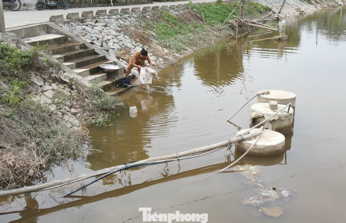 Trong hình, người dân sinh hoạt, tắm giặt, rửa chén bát từ nước sông nguy cơ ô nhiễm.