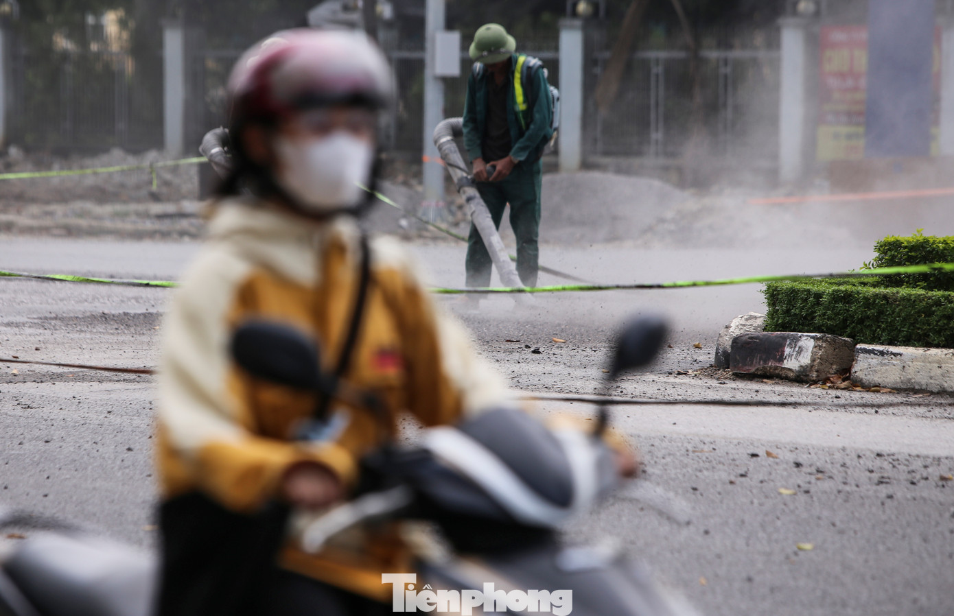 Bụi làm giảm tầm nhìn. Người đi đường phải bịt mũi, che mắt để tránh bụi, tiềm ẩn nhiều nguy hiểm cho người tham gia giao thông.