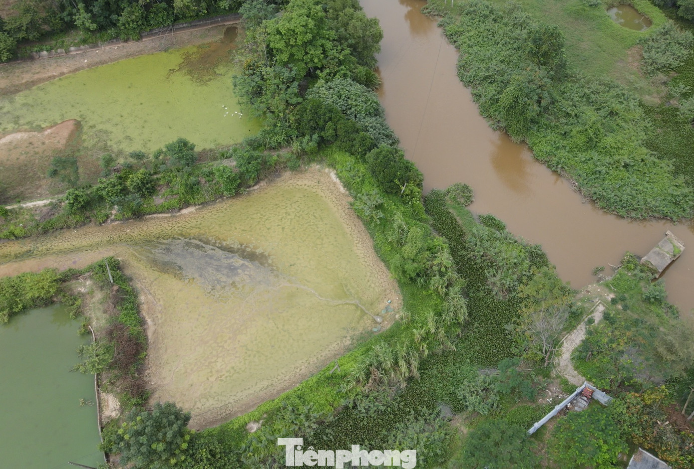 Những hồ chứa nước ven sông để bơm vào các bể chứa của người dân.