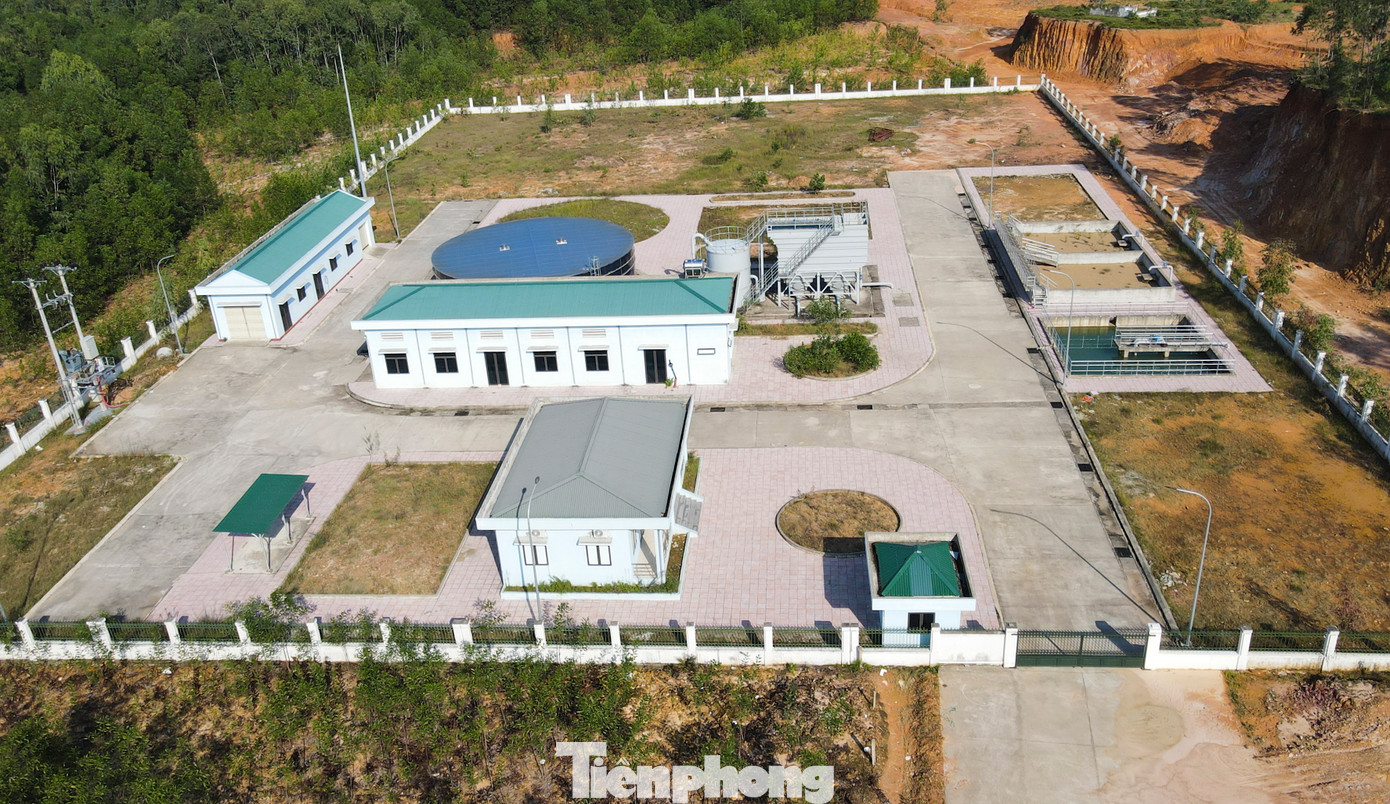 “Bài toán nước sạch là vấn đề khó cho địa phương trong giải pháp của chương trình xây dựng Nông thôn mới. Huyện đã tìm nhiều giải pháp và trình UBND tỉnh các đề xuất nhằm giải quyết vấn đề nước sạch cho bà con sớm nhất”, lãnh đạo UBND huyện Can Lộc cho hay. Trong hình là Dự án Hệ thống cấp nước sinh hoạt vùng Trà Sơn (huyện Can Lộc) cơ bản hoàn thành song còn một số vướng mắc, chưa thể đưa vào vận hành, sử dụng.