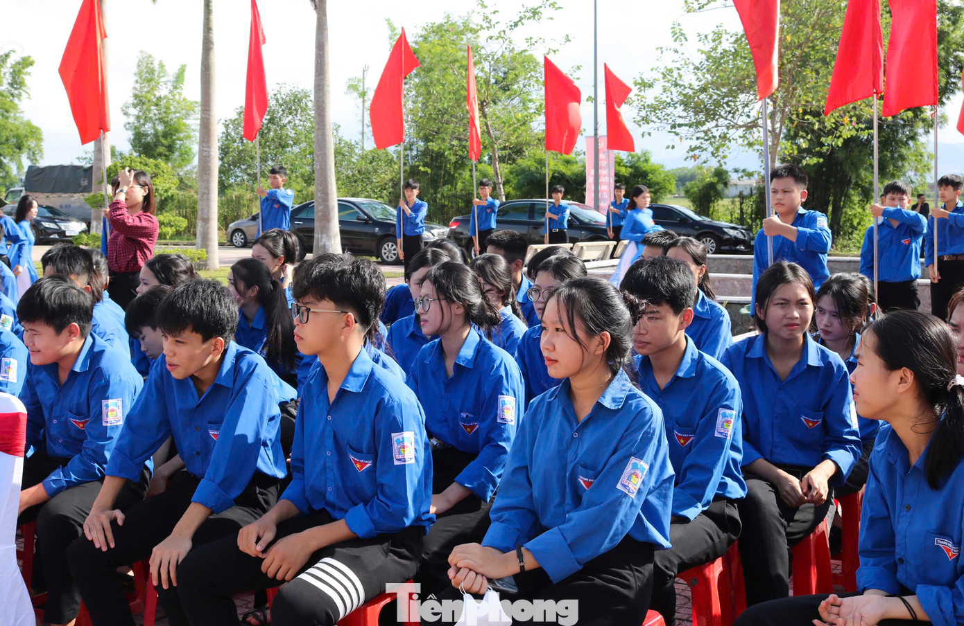 Tham dự buổi trao tặng, khánh thành công trình có ông Hoàng Bình Quân, nguyên Bí thư Thứ nhất T.Ư Đoàn, Chủ tịch danh dự Hội Doanh nhân trẻ Việt Nam; bà Đinh Thị Mai, Phó trưởng ban Tuyên giáo T.Ư; anh Bùi Quang Huy, Bí thư Thứ nhất T.Ư Đoàn; anh Nguyễn Minh Triết, Bí thư T.Ư Đoàn. Về phía tỉnh Hà Tĩnh có Bí thư Tỉnh uỷ Hoàng Trung Dũng cùng đông đảo thanh, thiếu nhi.