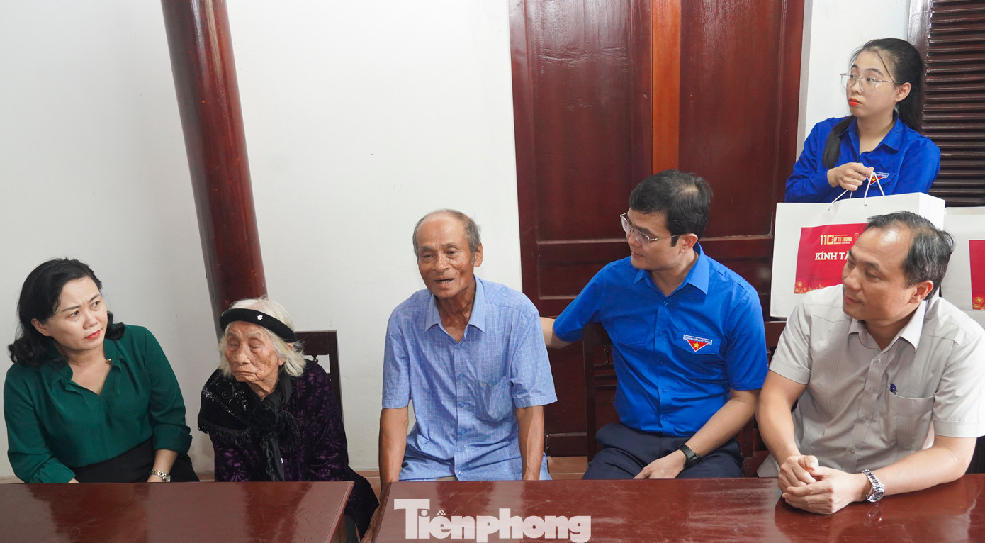 Đoàn công tác cũng thăm hỏi, tặng quà thân nhân của anh Lý Tự Trọng.