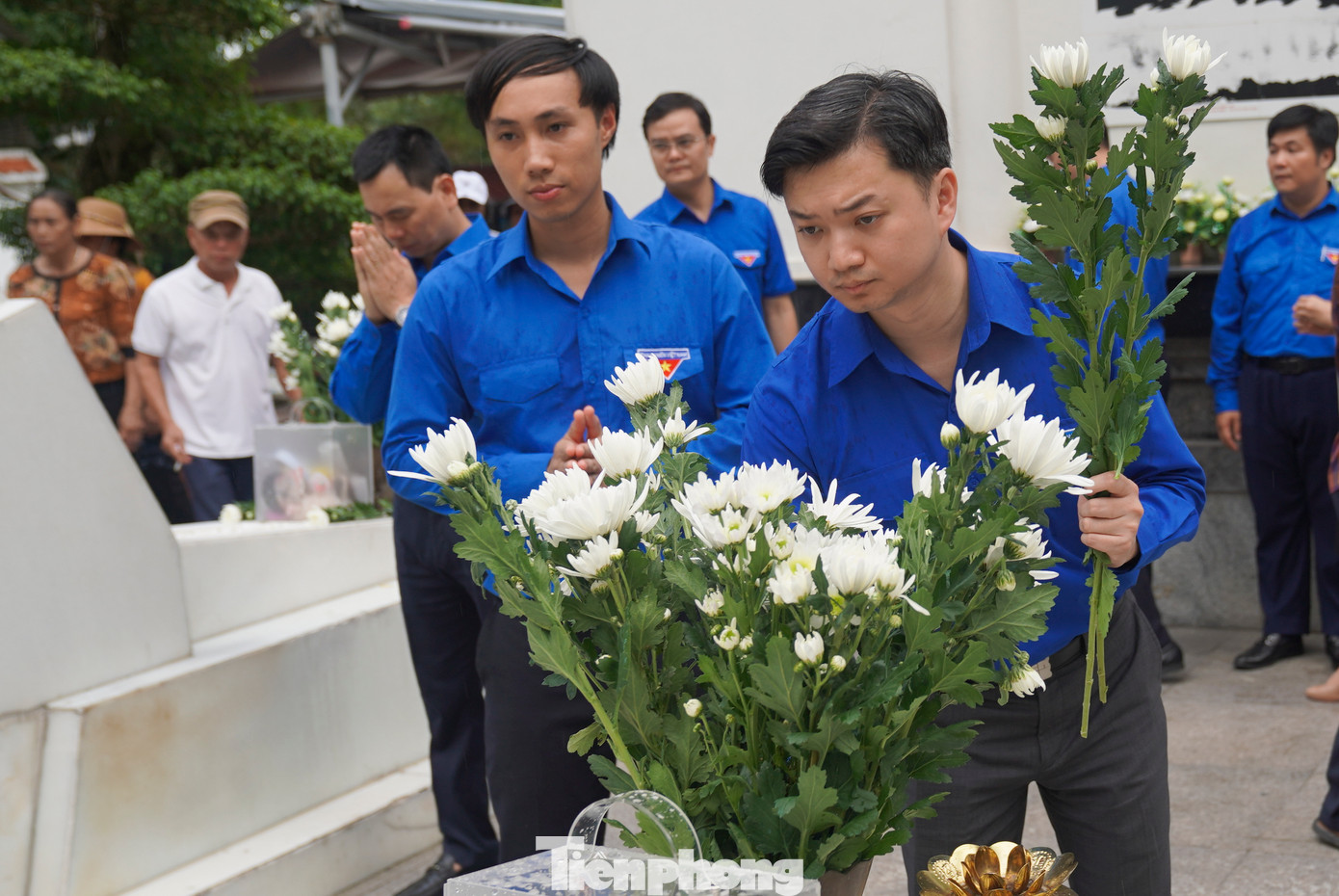 Anh Nguyễn Minh Triết - Bí thư T.Ư Đoàn, Chủ tịch Hội Sinh viên Việt Nam dâng hoa, dâng hương tại Khu di tích lịch sử Quốc gia Ngã ba Đồng Lộc.