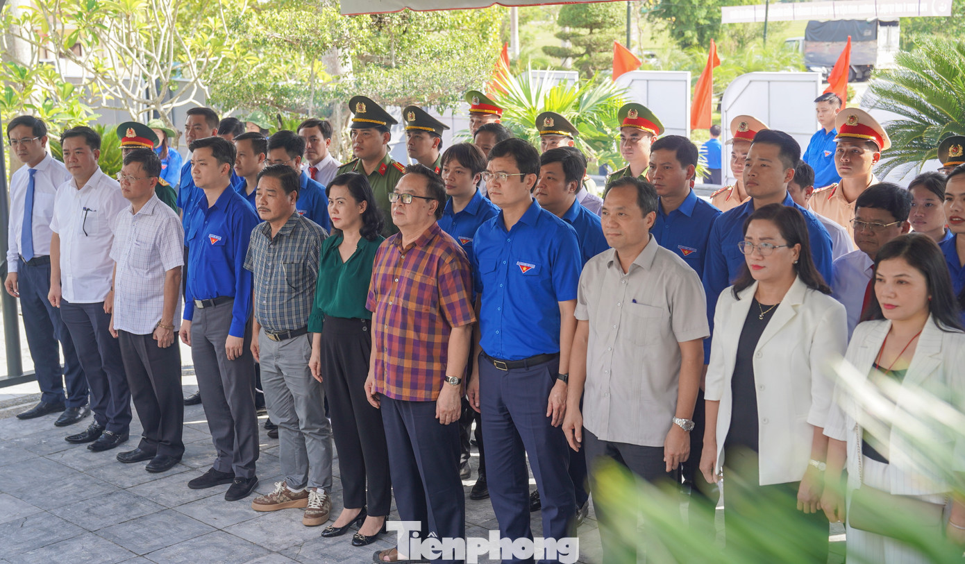 Đoàn công tác Ban Bí thư T.Ư Đoàn sau đó di chuyển về dâng hoa, dâng hương tại Khu tưởng niệm anh Lý Tự Trọng (xã Việt Tiến, huyện Thạch Hà).