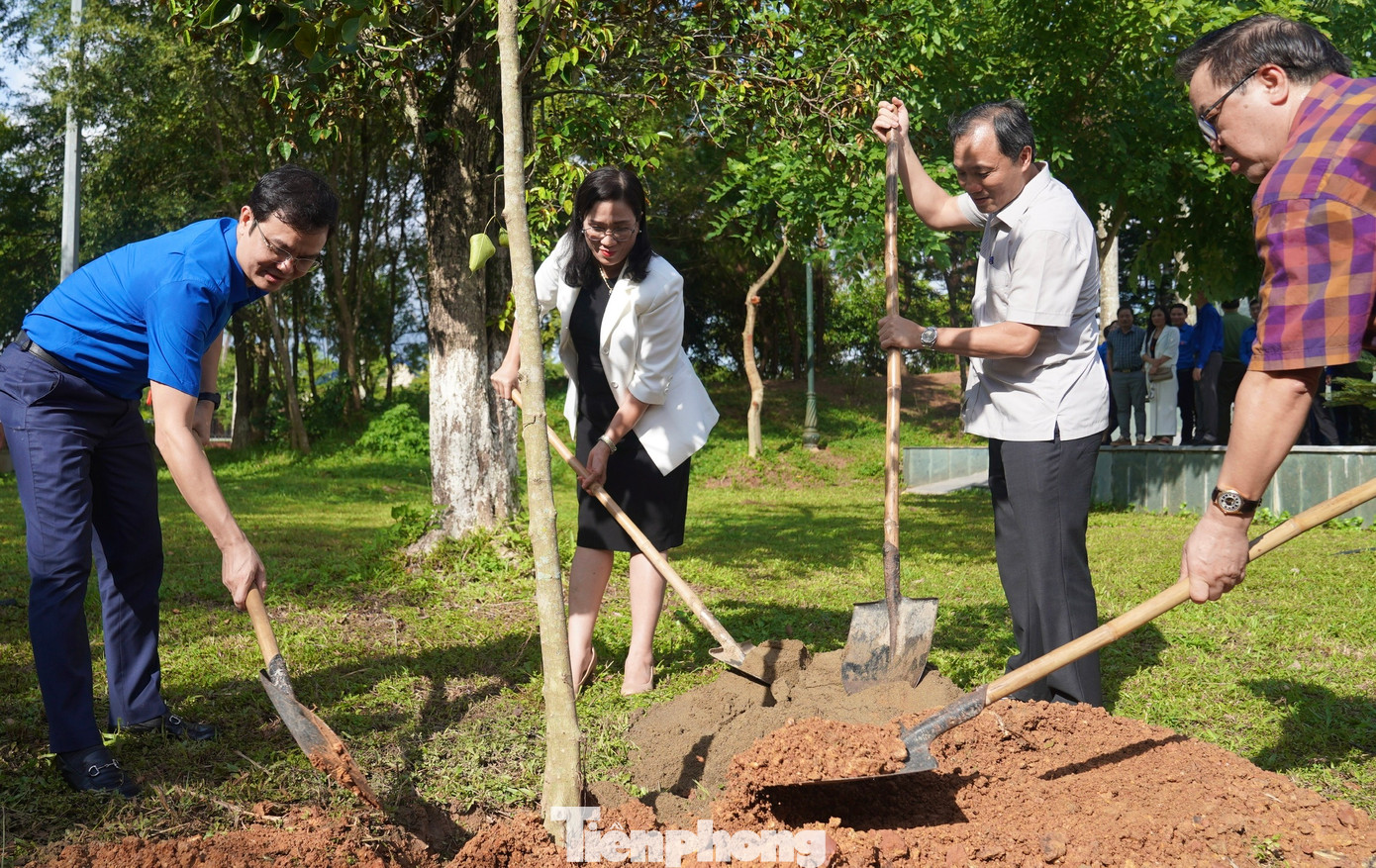 Cũng trong buổi trao tặng công trình, đoàn công tác đã trồng cây lưu niệm tại khu tưởng niệm anh Lý Tự Trọng.