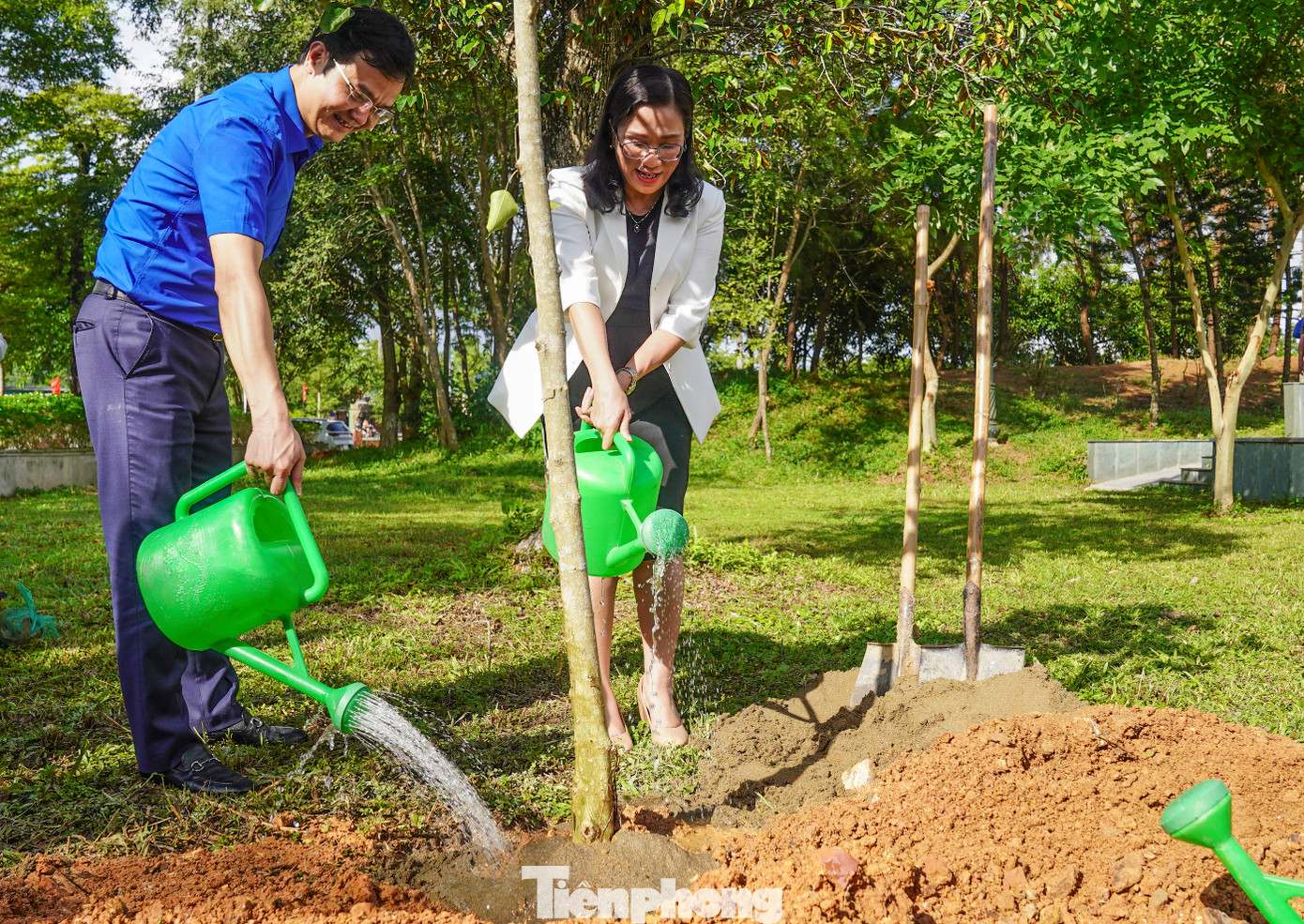 Cũng trong buổi trao tặng công trình, đoàn công tác đã trồng cây lưu niệm tại khu tưởng niệm anh Lý Tự Trọng.