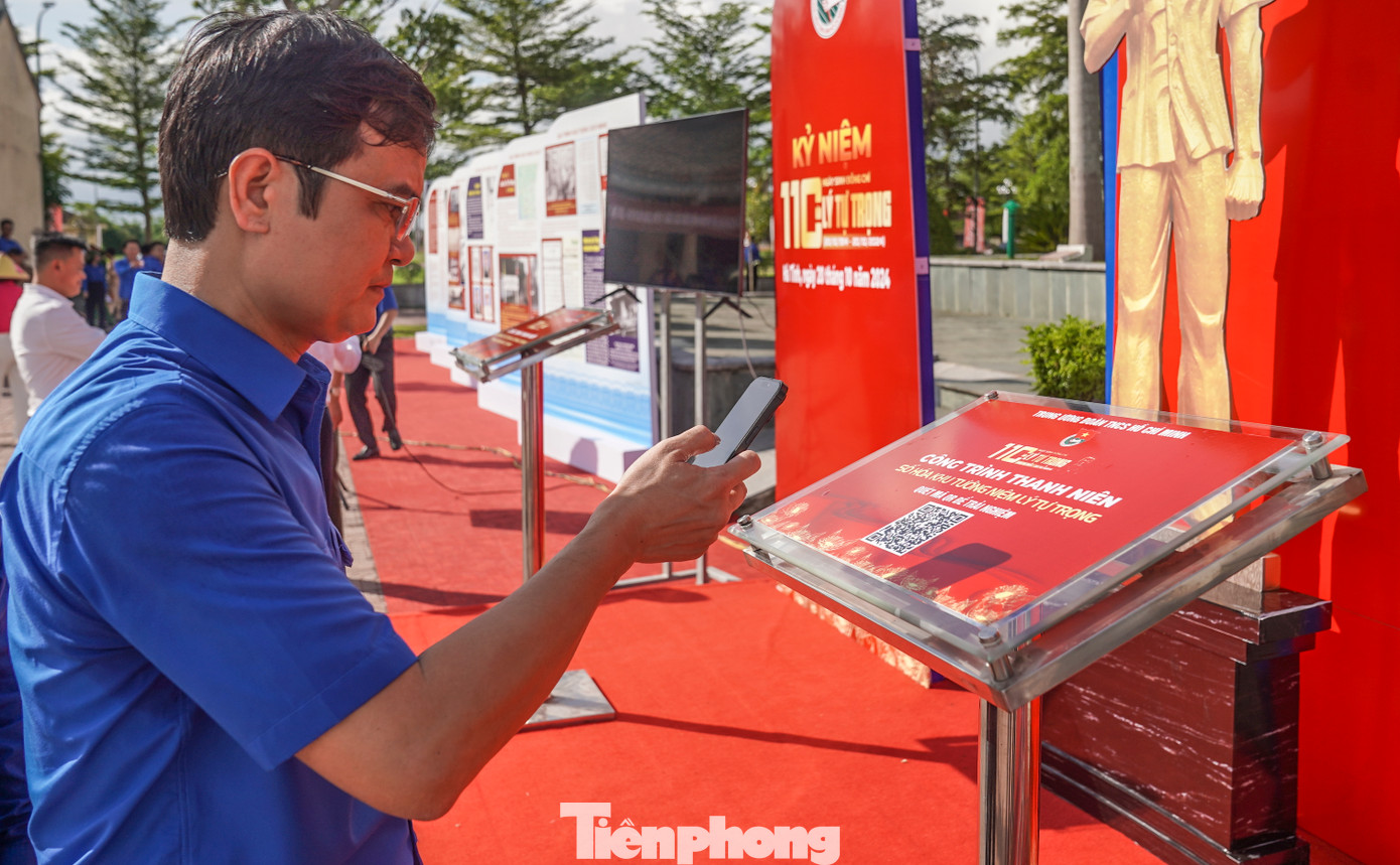 Anh Bùi Quang Huy - Ủy viên dự khuyết Ban chấp hành T.Ư Đảng, Bí thư thứ nhất Ban chấp hành T.Ư Đoàn, Chủ nhiệm Ủy ban Quốc gia về thanh niên Việt Nam trải nghiệm công trình số hóa qua mã QR tại Khu tưởng niệm Lý Tự Trọng.