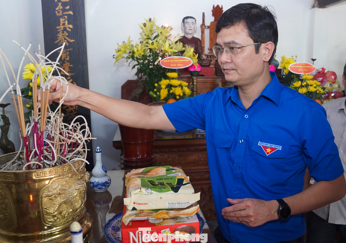 Bí thư thứ nhất T.Ư Đoàn Bùi Quang Huy và Bí thư Tỉnh ủy Hà Tĩnh Hoàng Trung Dũng cùng đoàn sau đó di chuyển về nhà thờ anh Lý Tự Trọng, đối diện Khu tưởng niệm để dâng hương.