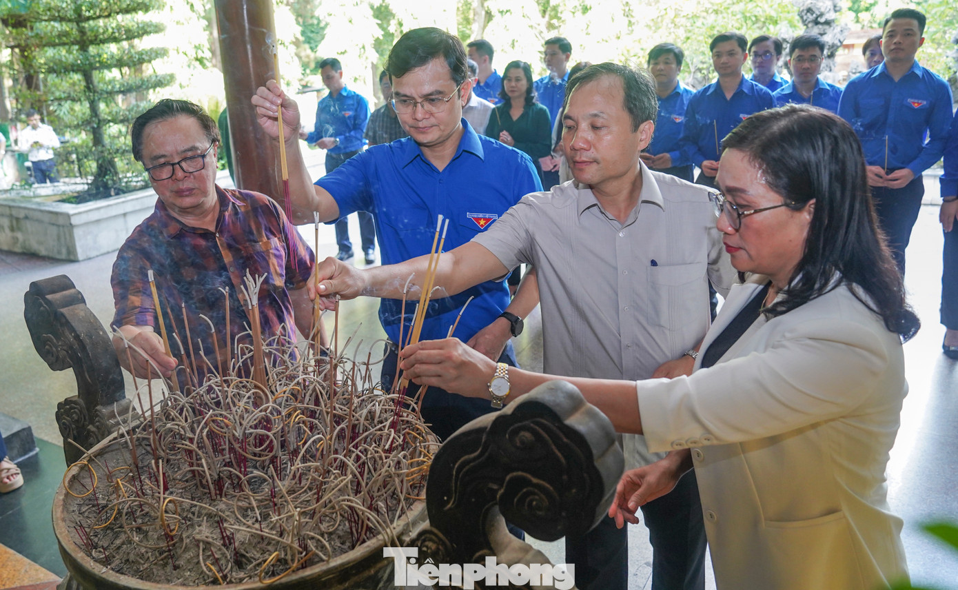 Tại Khu di tích Ngã ba Đồng Lộc (huyện Can Lộc), đoàn đã đặt vòng hoa, dâng nén tâm hương, bày tỏ lòng biết ơn vô hạn đối với công lao to lớn của các Anh hùng liệt sĩ đã hiến trọn tuổi thanh xuân, hy sinh vì độc lập, tự do của Tổ quốc.