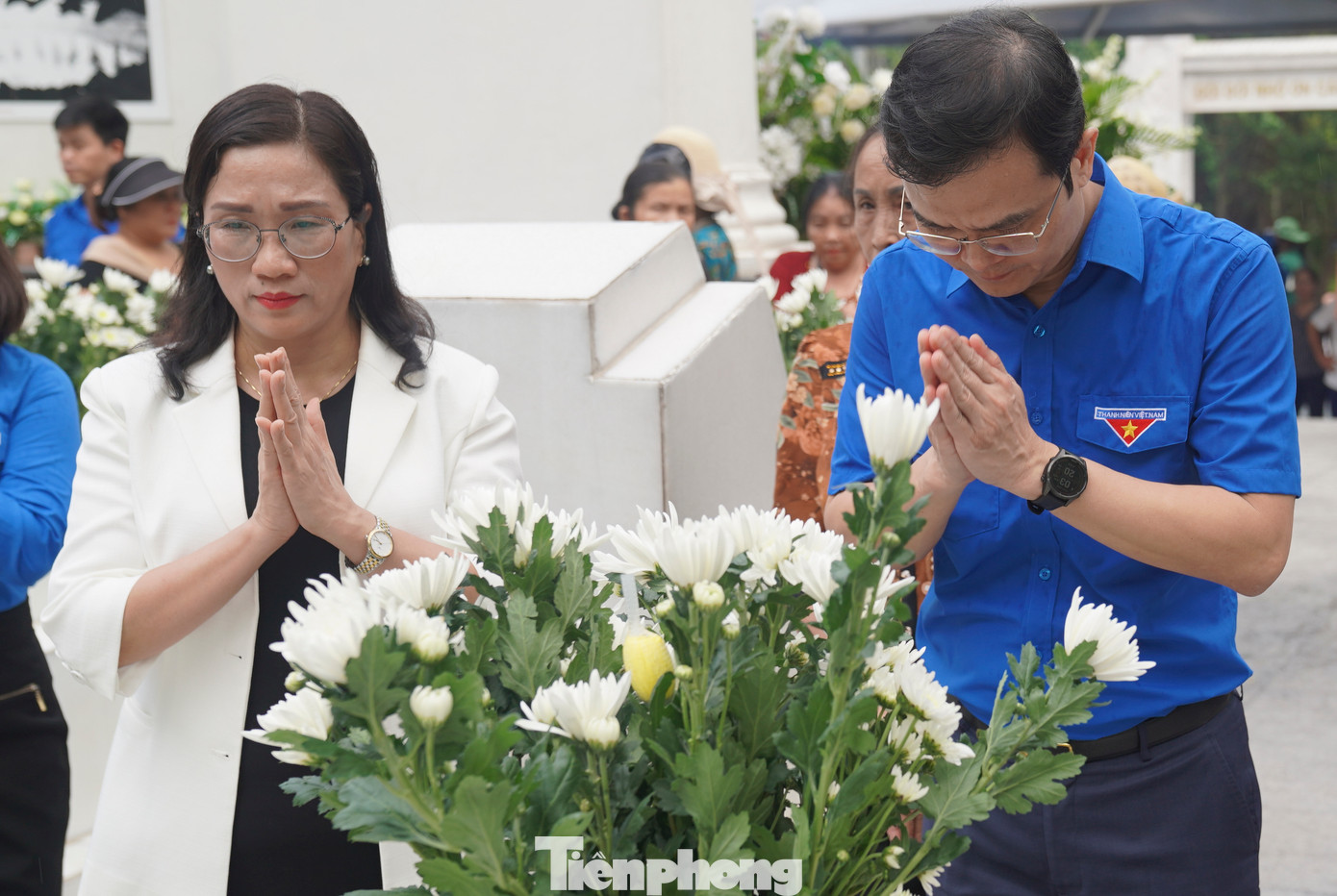 Anh Bùi Quang Huy - Ủy viên dự khuyết Ban chấp hành T.Ư Đảng, Bí thư thứ nhất Ban chấp hành T.Ư Đoàn, Chủ nhiệm Ủy ban Quốc gia về thanh niên Việt Nam và bà Đinh Thị Mai - Phó trưởng ban Tuyên giáo T.Ư dâng hoa tại mộ 10 nữ Anh hùng liệt sĩ TNXP hy sinh tại chiến trường Ngã ba Đồng Lộc.