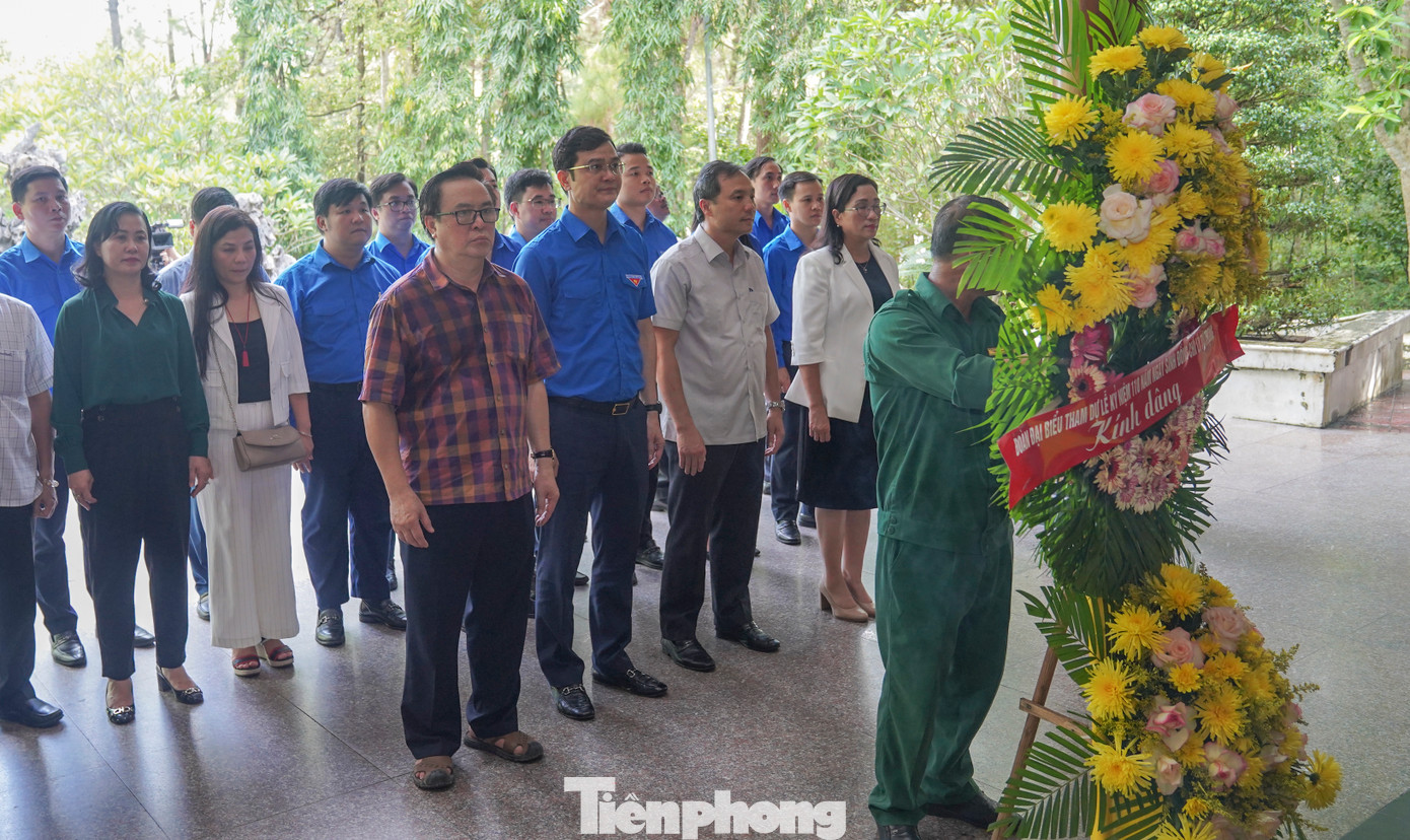 Chiều 20/10, anh Bùi Quang Huy - Ủy viên dự khuyết Ban chấp hành T.Ư Đảng, Bí thư thứ nhất Ban chấp hành T.Ư Đoàn, Chủ nhiệm Ủy ban Quốc gia về thanh niên Việt Nam cùng đoàn công tác đã đến dâng hương, dâng hoa tại Khu di tích ngã ba Đồng Lộc và Khu tưởng niệm anh Lý Tự Trọng (tỉnh Hà Tĩnh). Cùng đi có ông Hoàng Bình Quân, nguyên Bí thư thứ nhất T.Ư Đoàn, Chủ tịch danh dự Hội Doanh nhân trẻ Việt Nam; bà Đinh Thị Mai, Phó trưởng ban Tuyên giáo T.Ư, anh Nguyễn Minh Triết, Bí thư T.Ư Đoàn, Chủ tịch Hội Sinh viên Việt Nam. Về phía tỉnh Hà Tĩnh có Bí thư Tỉnh uỷ Hà Tĩnh, Hoàng Trung Dũng.