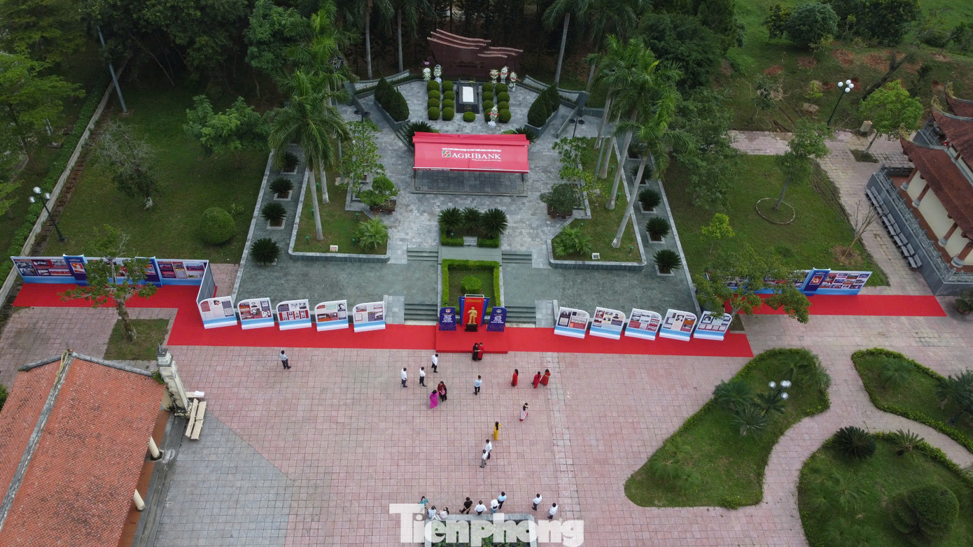 Khu tưởng niệm anh Lý Tự Trọng có tổng diện tích gần 5ha, tọa lạc ngay cạnh sông Cầu Sông, thuộc địa phận thôn Tân Long, xã Việt Tiến, huyện Thạch Hà (Hà Tĩnh). Năm 2011, hài cốt Anh hùng Lý Tự Trọng được tìm thấy tại TP.HCM rồi chuyển về quê nhà Hà Tĩnh. Nơi anh an nghỉ, nay được xây dựng thành Khu tưởng niệm linh thiêng, trang nghiêm.