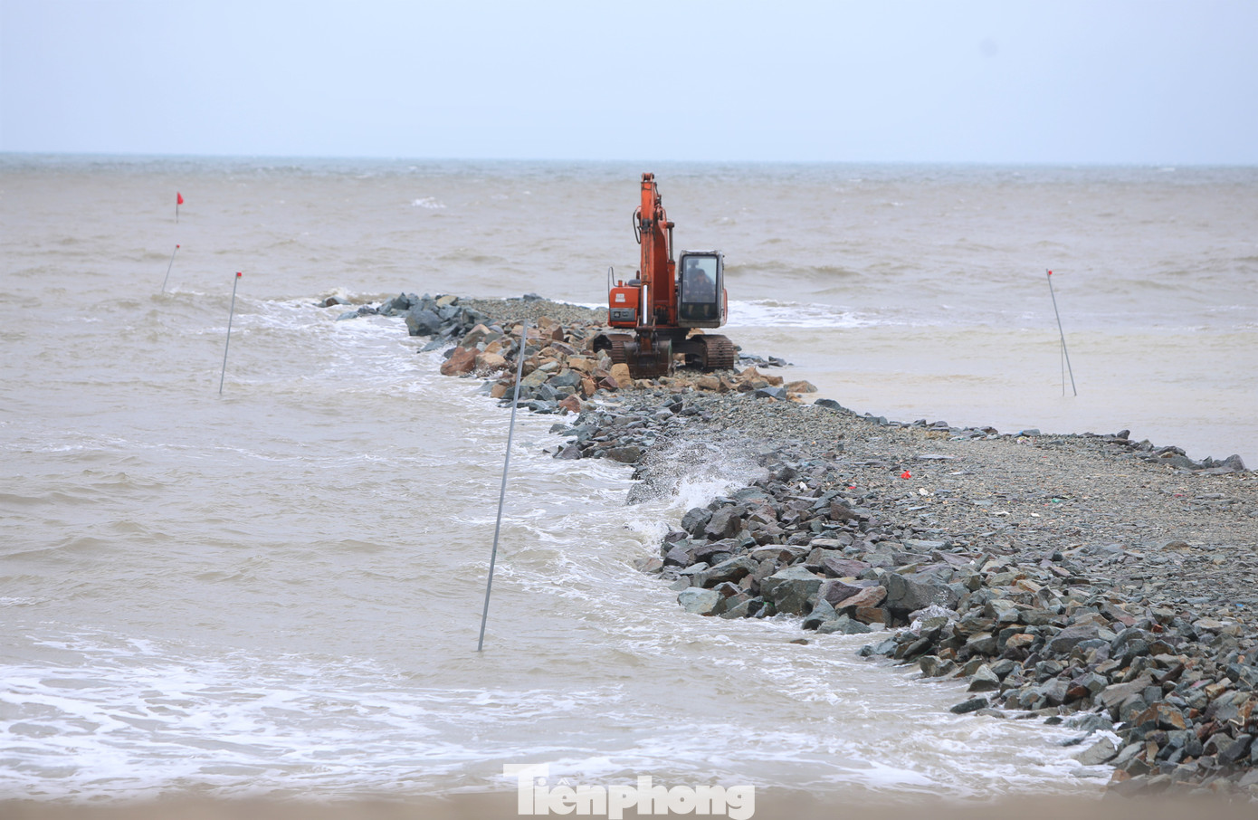 Nhà thầu làm đường công vụ cho gói thầu kè chắn cát của dự án.