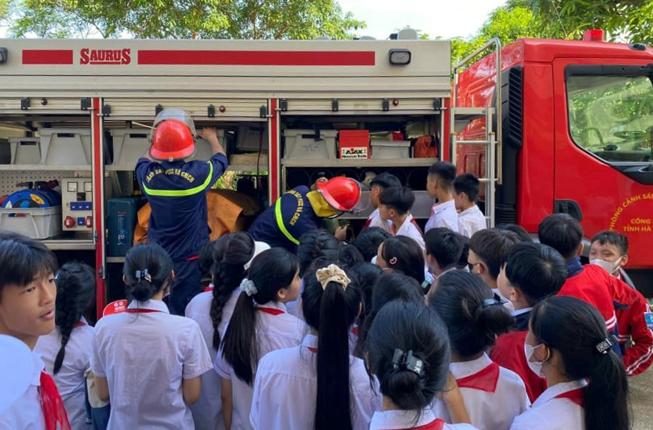 Tính năng của xe chữa cháy và một số phương tiện, thiết bị chữa cháy chuyên dụng như: mặt nạ phòng độc, bình chữa cháy xách tay, kỹ năng thoát hiểm trong đám cháy được trình bày trong buổi trải nghiệm.