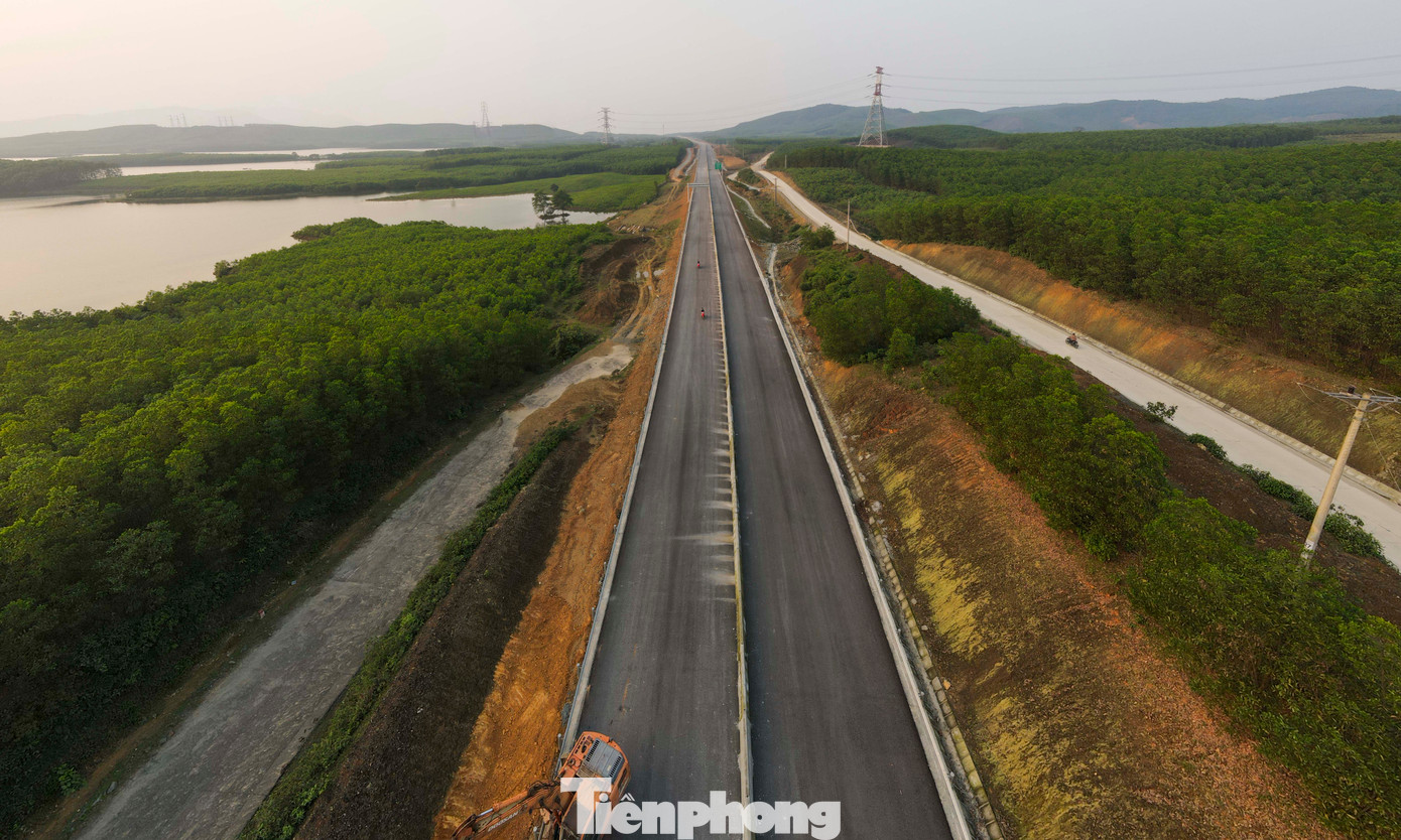 Dự án cao tốc Bắc - Nam phía Đông giai đoạn 2021-2025 được triển khai trên địa bàn Hà Tĩnh có tổng chiều dài hơn 102 km với 3 dự án thành phần: Bãi Vọt - Hàm Nghi; Hàm Nghi - Vũng Áng đưa vào sử dụng tháng 4 và dự án Vũng Áng - Bùng đưa vào sử dụng tháng 6. Dự án cao tốc Bắc - Nam phía Đông giai đoạn 2021-2025 được triển khai trên địa bàn Hà Tĩnh có tổng chiều dài hơn 102 km với 3 dự án thành phần: Bãi Vọt - Hàm Nghi; Hàm Nghi - Vũng Áng đưa vào sử dụng tháng 4 và dự án Vũng Áng - Bùng đưa vào sử dụng tháng 6.