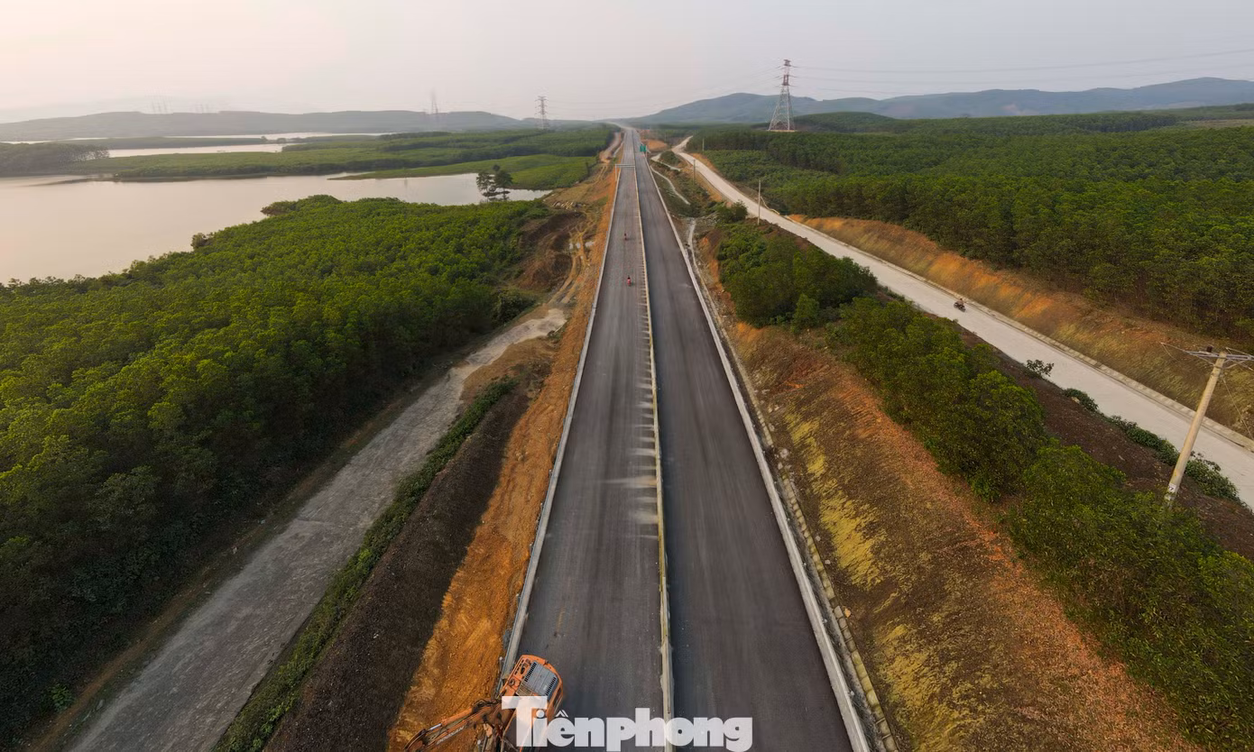Dự án cao tốc Bắc - Nam phía Đông giai đoạn 2021-2025 được triển khai trên địa bàn Hà Tĩnh có tổng chiều dài hơn 102 km với 3 dự án thành phần: Bãi Vọt - Hàm Nghi; Hàm Nghi - Vũng Áng đưa vào sử dụng tháng 4 và dự án Vũng Áng - Bùng đưa vào sử dụng tháng 6.