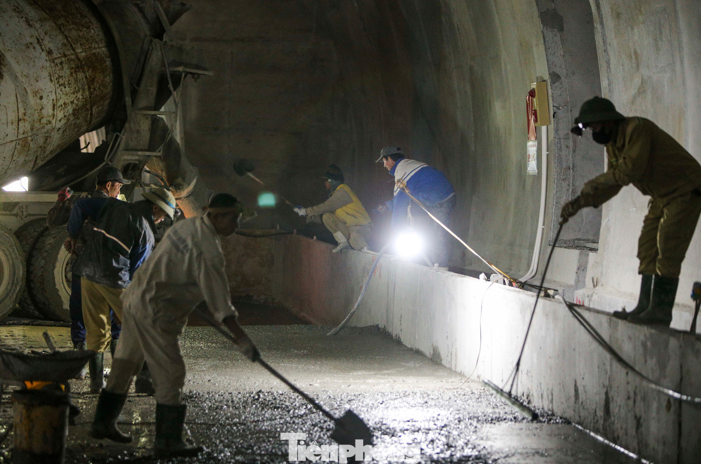 Theo kế hoạch, ống hầm bên phải dài 840 m phục vụ giai đoạn 1 của dự án, còn hầm trái sau khi thông thì chưa khai thác mà dùng để phục vụ cứu nạn, cứu hộ. Hiện nhà thầu thực hiện dự án hầm Đèo Bụt đang lắp đặt hệ thống điện, đổ bê tông các dải dừng khẩn cấp và hoàn thiện các hạng mục phụ trợ. Theo kế hoạch, ống hầm bên phải dài 840 m phục vụ giai đoạn 1 của dự án, còn hầm trái sau khi thông thì chưa khai thác mà dùng để phục vụ cứu nạn, cứu hộ. Hiện nhà thầu thực hiện dự án hầm Đèo Bụt đang lắp đặt hệ thống điện, đổ bê tông các dải dừng khẩn cấp và hoàn thiện các hạng mục phụ trợ.