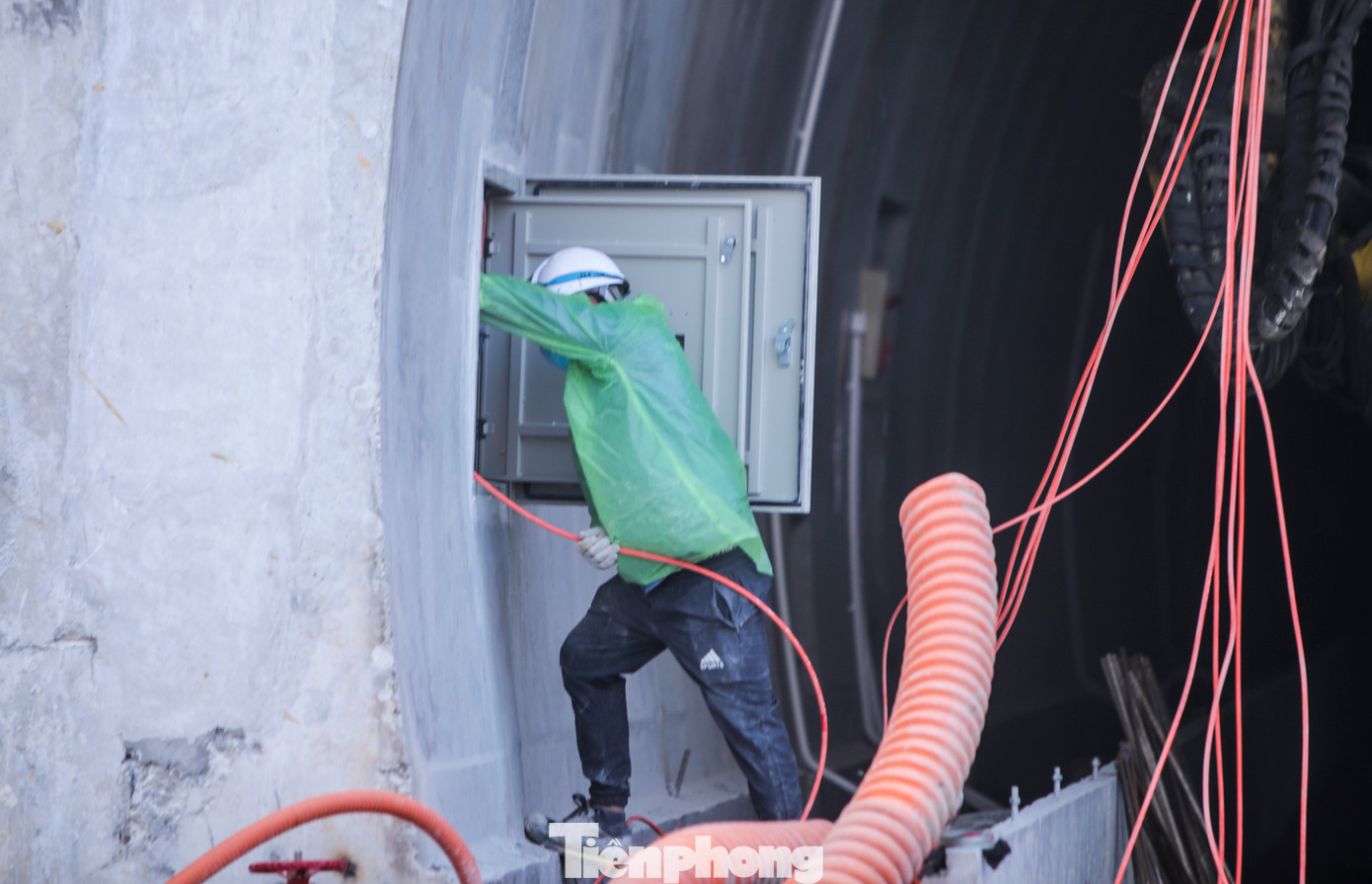 Hệ thống chữa cháy, cứu nạn cứu hộ, điện chiếu sáng bên trong hầm được trang bị đầy đủ. Theo Ban Quản lý dự án 6 (chủ đầu tư dự án), cao tốc đoạn Vũng Áng - Bùng với tổng chiều dài 55,34 km; trong đó 12,9 km đi qua địa bàn tỉnh Hà Tĩnh và 42,44 km qua tỉnh Quảng Bình đã dần đi đến giai đoạn về đích. Các đơn vị thực hiện dự án đang hoàn thiện các hạng mục còn lại, đảm bảo bàn giao đúng tiến độ. Hệ thống chữa cháy, cứu nạn cứu hộ, điện chiếu sáng bên trong hầm được trang bị đầy đủ. Theo Ban Quản lý dự án 6 (chủ đầu tư dự án), cao tốc đoạn Vũng Áng - Bùng với tổng chiều dài 55,34 km; trong đó 12,9 km đi qua địa bàn tỉnh Hà Tĩnh và 42,44 km qua tỉnh Quảng Bình đã dần đi đến giai đoạn về đích. Các đơn vị thực hiện dự án đang hoàn thiện các hạng mục còn lại, đảm bảo bàn giao đúng tiến độ.