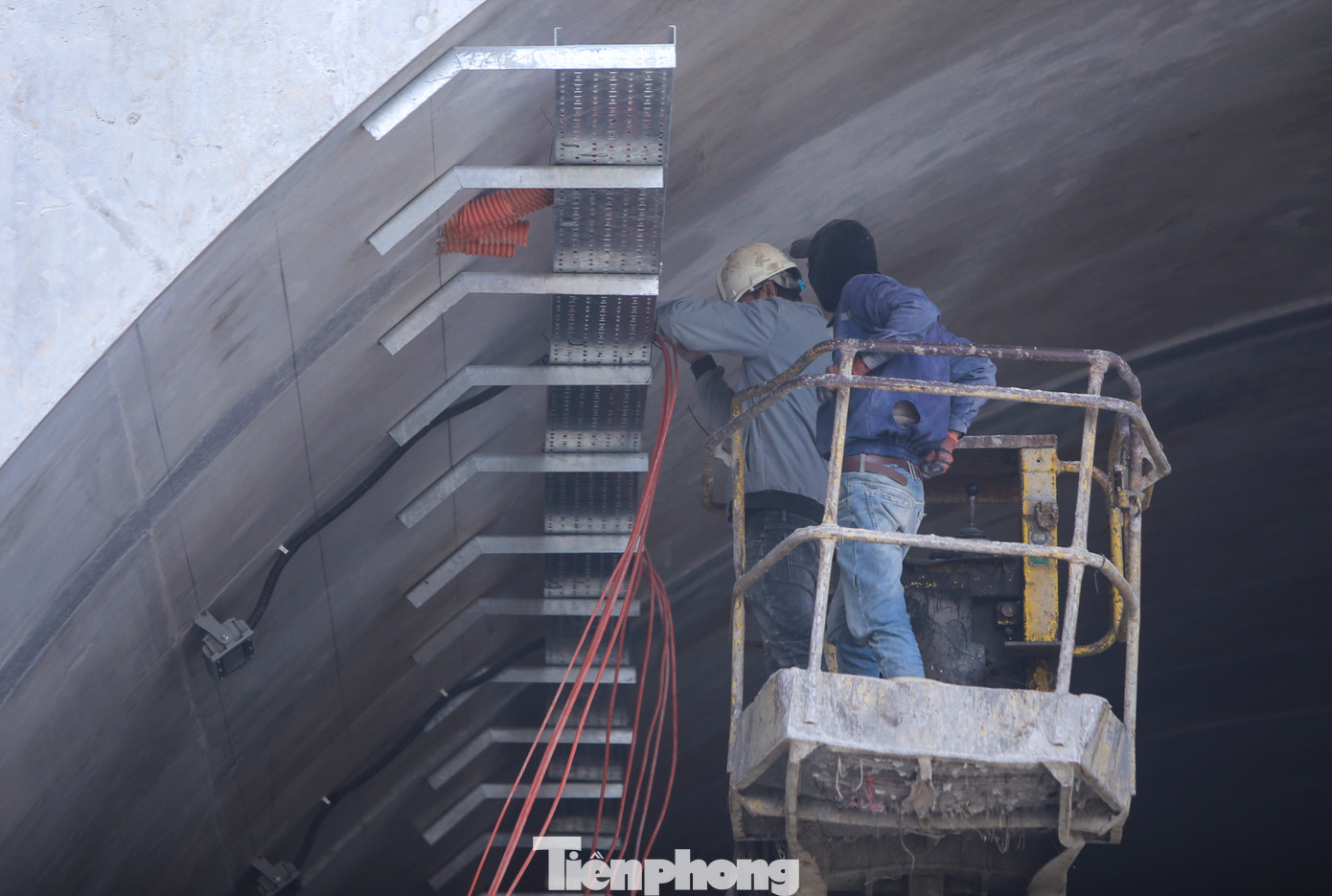 Theo kế hoạch, ống hầm bên phải dài 840 m phục vụ giai đoạn 1 của dự án, còn hầm trái sau khi thông thì chưa khai thác mà dùng để phục vụ cứu nạn, cứu hộ. Hiện nhà thầu thực hiện dự án hầm Đèo Bụt đang lắp đặt hệ thống điện, đổ bê tông các dải dừng khẩn cấp và hoàn thiện các hạng mục phụ trợ. Theo kế hoạch, ống hầm bên phải dài 840 m phục vụ giai đoạn 1 của dự án, còn hầm trái sau khi thông thì chưa khai thác mà dùng để phục vụ cứu nạn, cứu hộ. Hiện nhà thầu thực hiện dự án hầm Đèo Bụt đang lắp đặt hệ thống điện, đổ bê tông các dải dừng khẩn cấp và hoàn thiện các hạng mục phụ trợ.