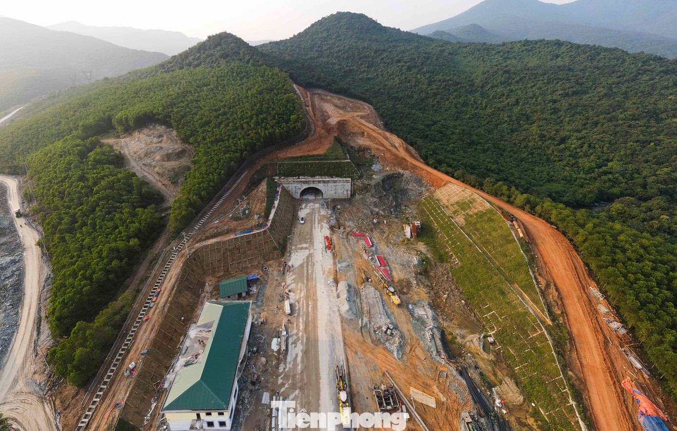 Cửa hầm phía Nam đang dần hoàn thiện các hạng mục cuối. Cửa hầm phía Nam đang dần hoàn thiện các hạng mục cuối.