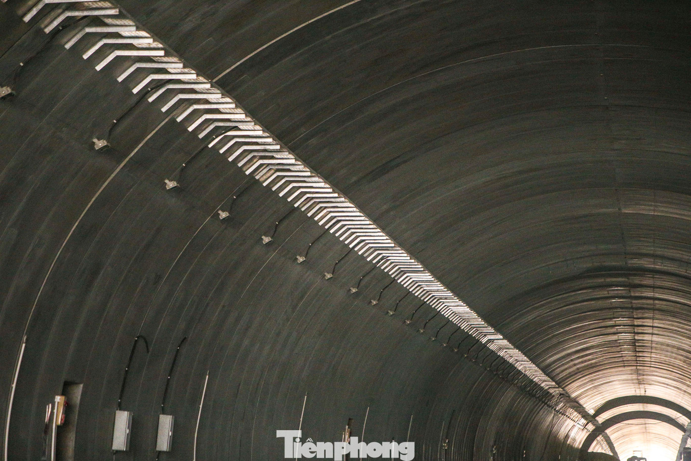 Theo kế hoạch, ống hầm bên phải dài 840 m phục vụ giai đoạn 1 của dự án, còn hầm trái sau khi thông thì chưa khai thác mà dùng để phục vụ cứu nạn, cứu hộ. Hiện nhà thầu thực hiện dự án hầm Đèo Bụt đang lắp đặt hệ thống điện, đổ bê tông các dải dừng khẩn cấp và hoàn thiện các hạng mục phụ trợ. Theo kế hoạch, ống hầm bên phải dài 840 m phục vụ giai đoạn 1 của dự án, còn hầm trái sau khi thông thì chưa khai thác mà dùng để phục vụ cứu nạn, cứu hộ. Hiện nhà thầu thực hiện dự án hầm Đèo Bụt đang lắp đặt hệ thống điện, đổ bê tông các dải dừng khẩn cấp và hoàn thiện các hạng mục phụ trợ.