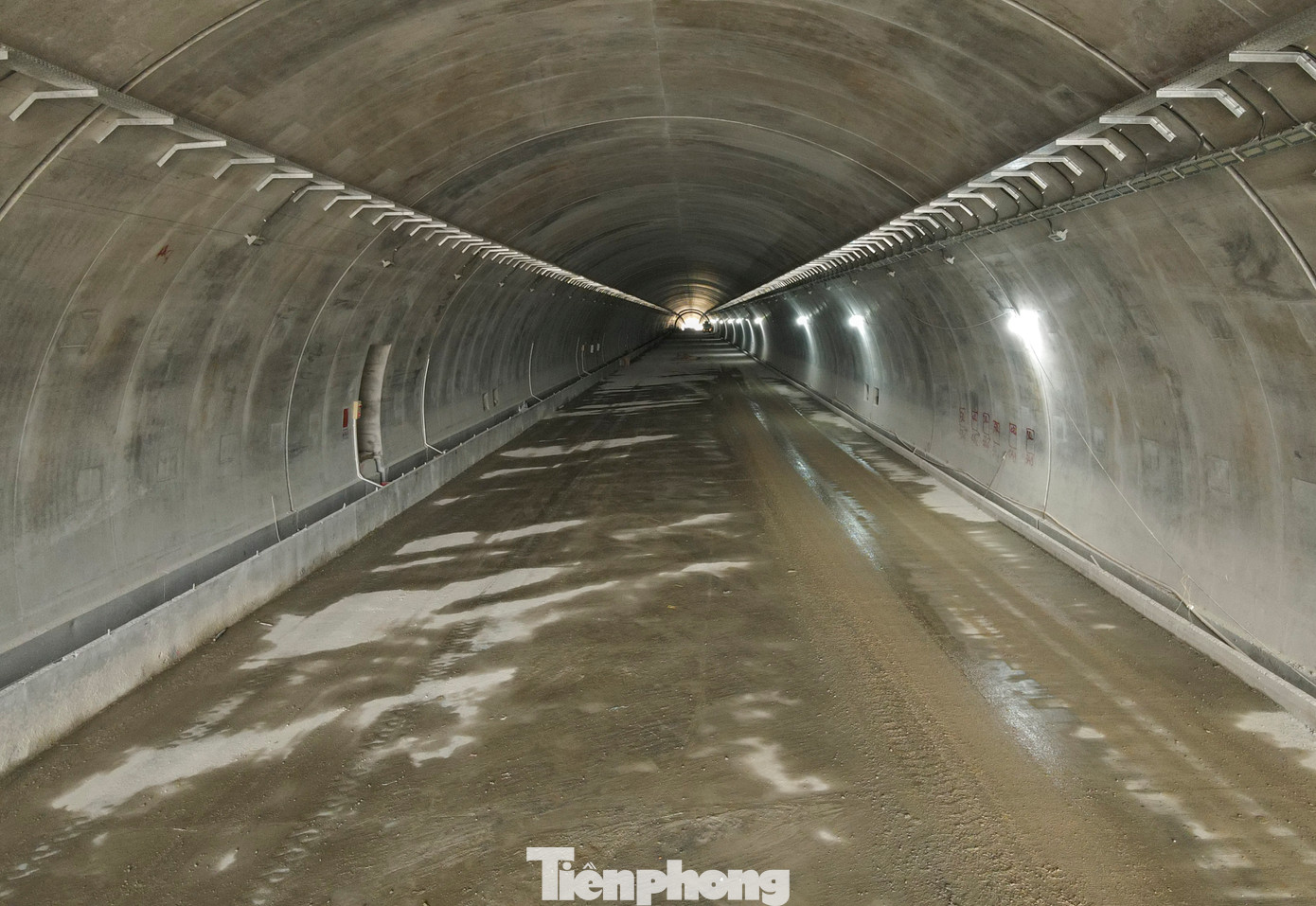 Được khởi công từ tháng 7/2023, tới nay, hầm đã cơ bản hoàn thiện. Nhà thầu đang tập trung lắp đặt hệ thống chiếu sáng, đổ bê tông làn dừng khẩn cấp, lắp đặt hệ thống lan can và phụ trợ khác.