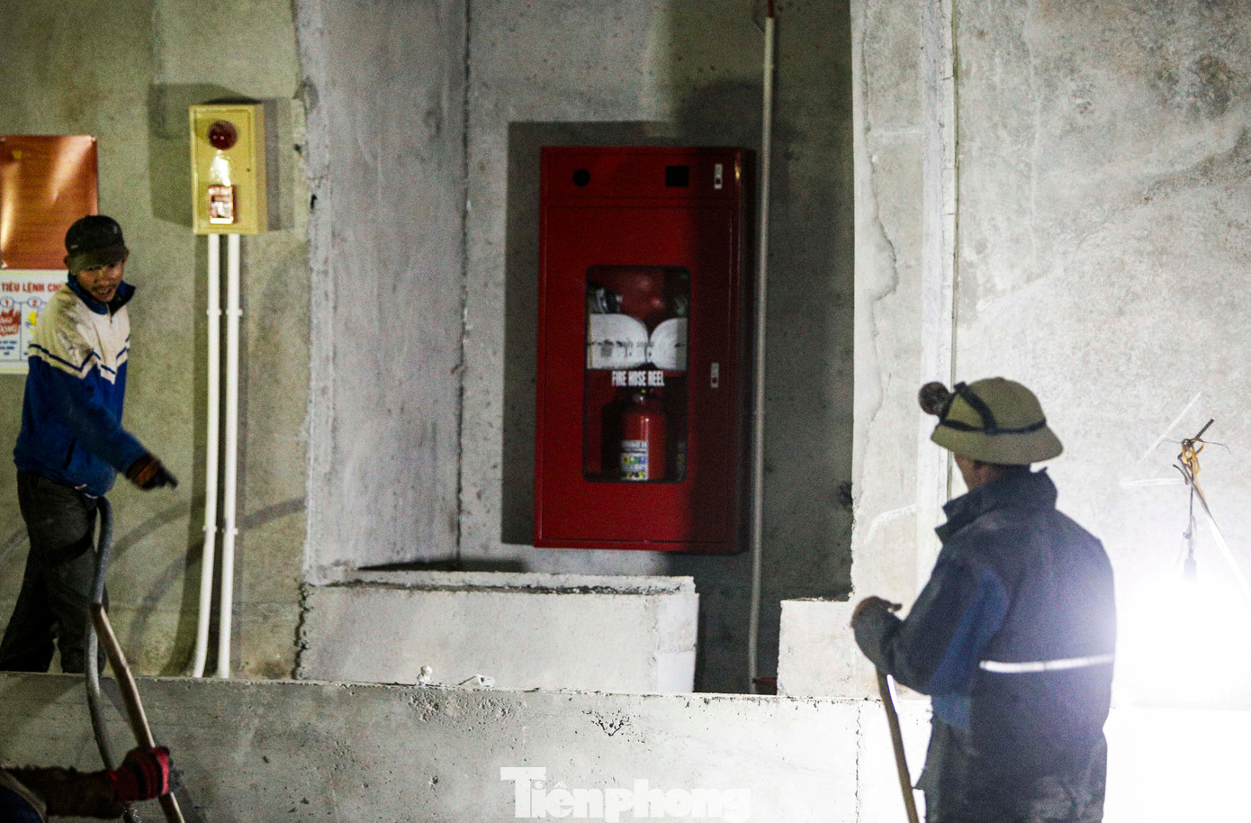 Hệ thống chữa cháy, cứu nạn cứu hộ, điện chiếu sáng bên trong hầm được trang bị đầy đủ. Theo Ban Quản lý dự án 6 (chủ đầu tư dự án), cao tốc đoạn Vũng Áng - Bùng với tổng chiều dài 55,34 km; trong đó 12,9 km đi qua địa bàn tỉnh Hà Tĩnh và 42,44 km qua tỉnh Quảng Bình đã dần đi đến giai đoạn về đích. Các đơn vị thực hiện dự án đang hoàn thiện các hạng mục còn lại, đảm bảo bàn giao đúng tiến độ. Hệ thống chữa cháy, cứu nạn cứu hộ, điện chiếu sáng bên trong hầm được trang bị đầy đủ. Theo Ban Quản lý dự án 6 (chủ đầu tư dự án), cao tốc đoạn Vũng Áng - Bùng với tổng chiều dài 55,34 km; trong đó 12,9 km đi qua địa bàn tỉnh Hà Tĩnh và 42,44 km qua tỉnh Quảng Bình đã dần đi đến giai đoạn về đích. Các đơn vị thực hiện dự án đang hoàn thiện các hạng mục còn lại, đảm bảo bàn giao đúng tiến độ.