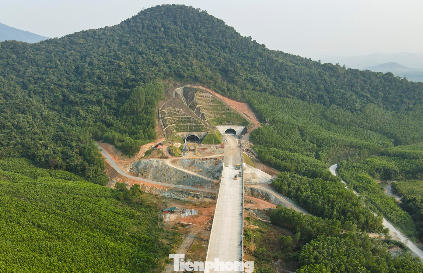 Hầm Đèo Bụt dài gần 1 km, vốn đầu tư hơn 1.000 tỷ đồng, là hạng mục quan trọng trong đoạn cao tốc Vũng Áng - Bùng. Hầm Đèo Bụt dài gần 1 km, vốn đầu tư hơn 1.000 tỷ đồng, là hạng mục quan trọng trong đoạn cao tốc Vũng Áng - Bùng.