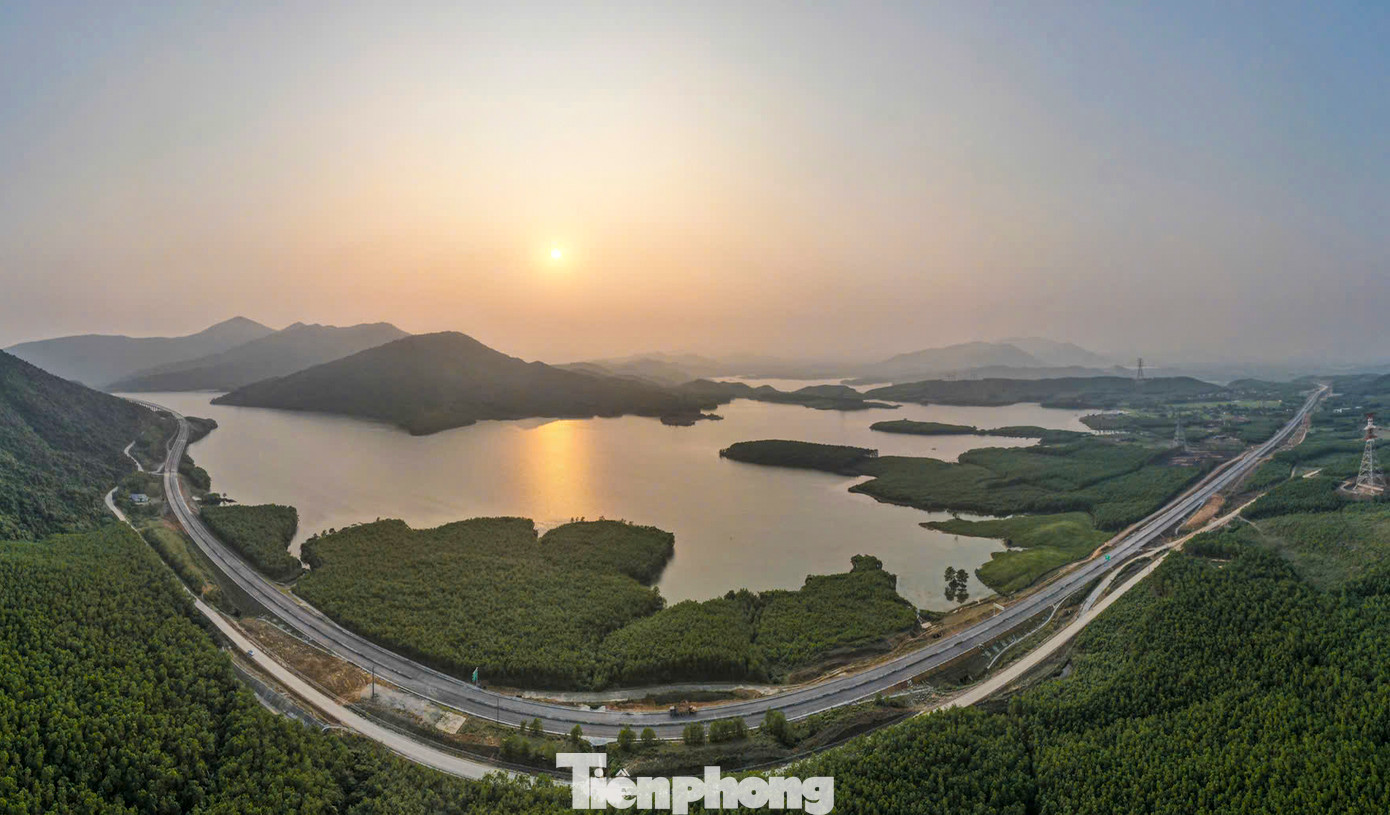 Cao tốc Vũng Áng - Bùng có tổng mức đầu tư hơn 12.500 tỷ đồng. Sau hơn 2 năm thực hiện, công trình đã gần về đích và bàn giao đưa vào sử dụng vào tháng 6. Trong hình là các cây cầu bắc qua hồ Kim Sơn (xã Kỳ Hoa, huyện Kỳ Anh) với khung cảnh hùng vĩ. Cao tốc Vũng Áng - Bùng có tổng mức đầu tư hơn 12.500 tỷ đồng. Sau hơn 2 năm thực hiện, công trình đã gần về đích và bàn giao đưa vào sử dụng vào tháng 6. Trong hình là các cây cầu bắc qua hồ Kim Sơn (xã Kỳ Hoa, huyện Kỳ Anh) với khung cảnh hùng vĩ.